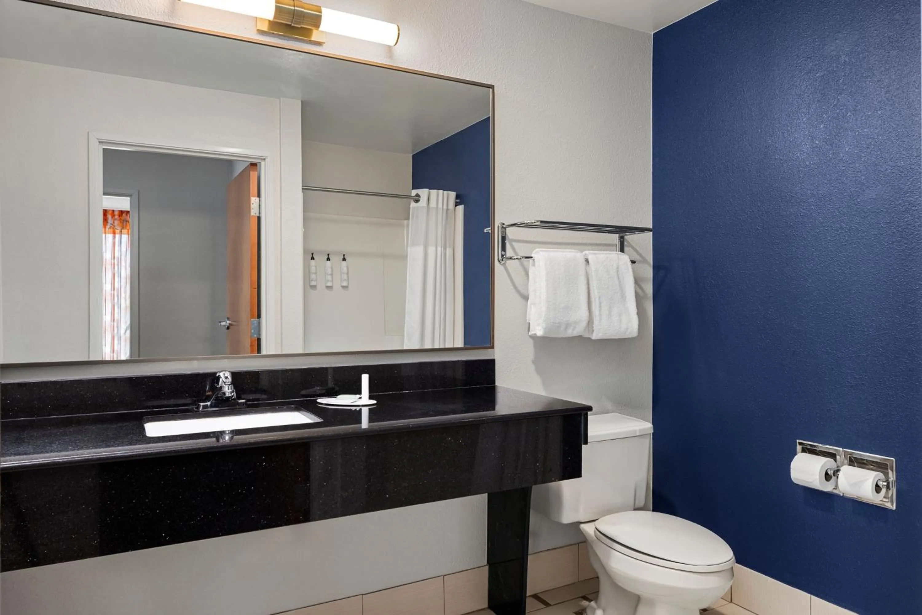 Bathroom in Fairfield Inn & Suites by Marriott Columbus East