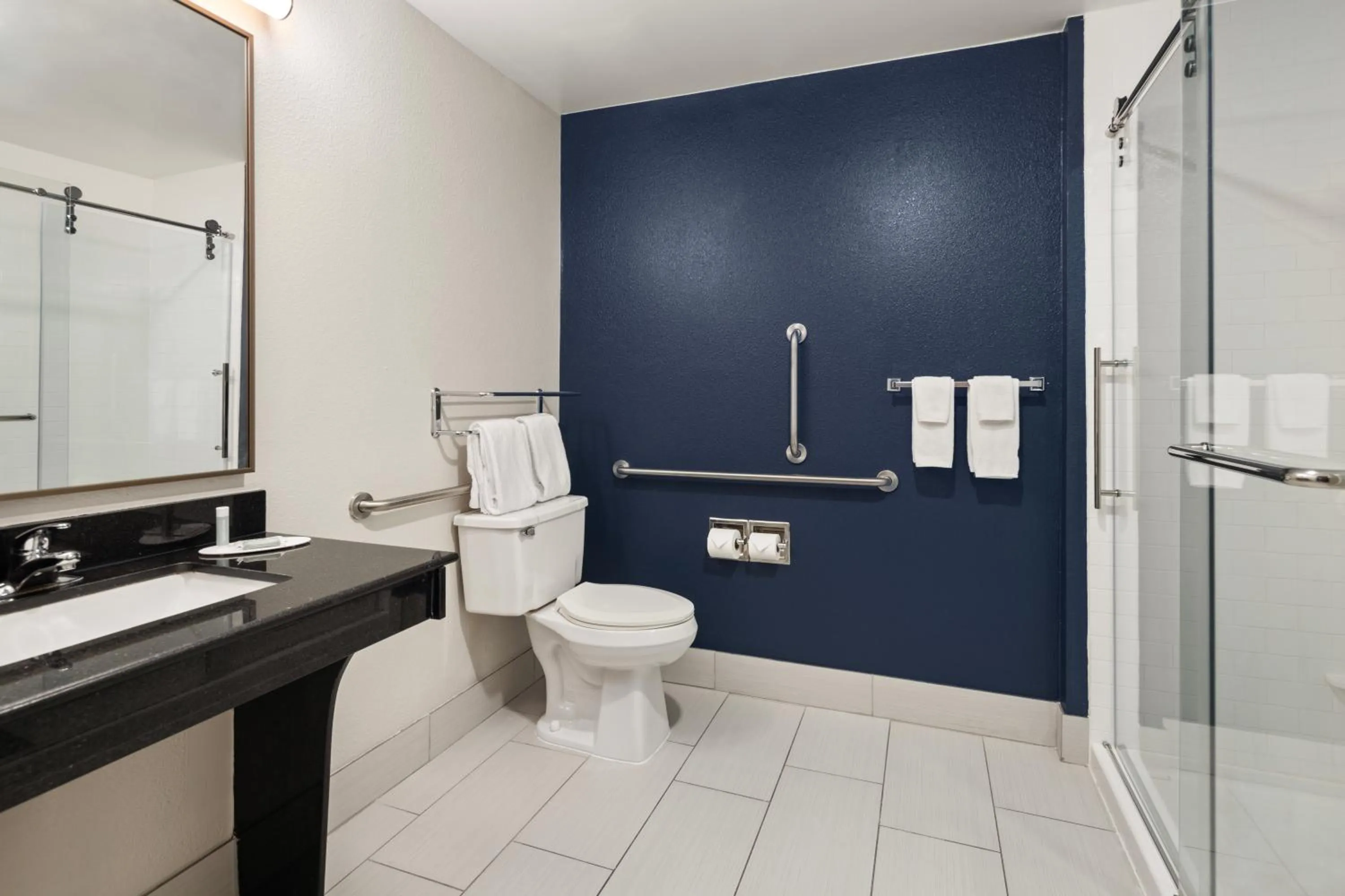 Bathroom in Fairfield Inn & Suites by Marriott Columbus East
