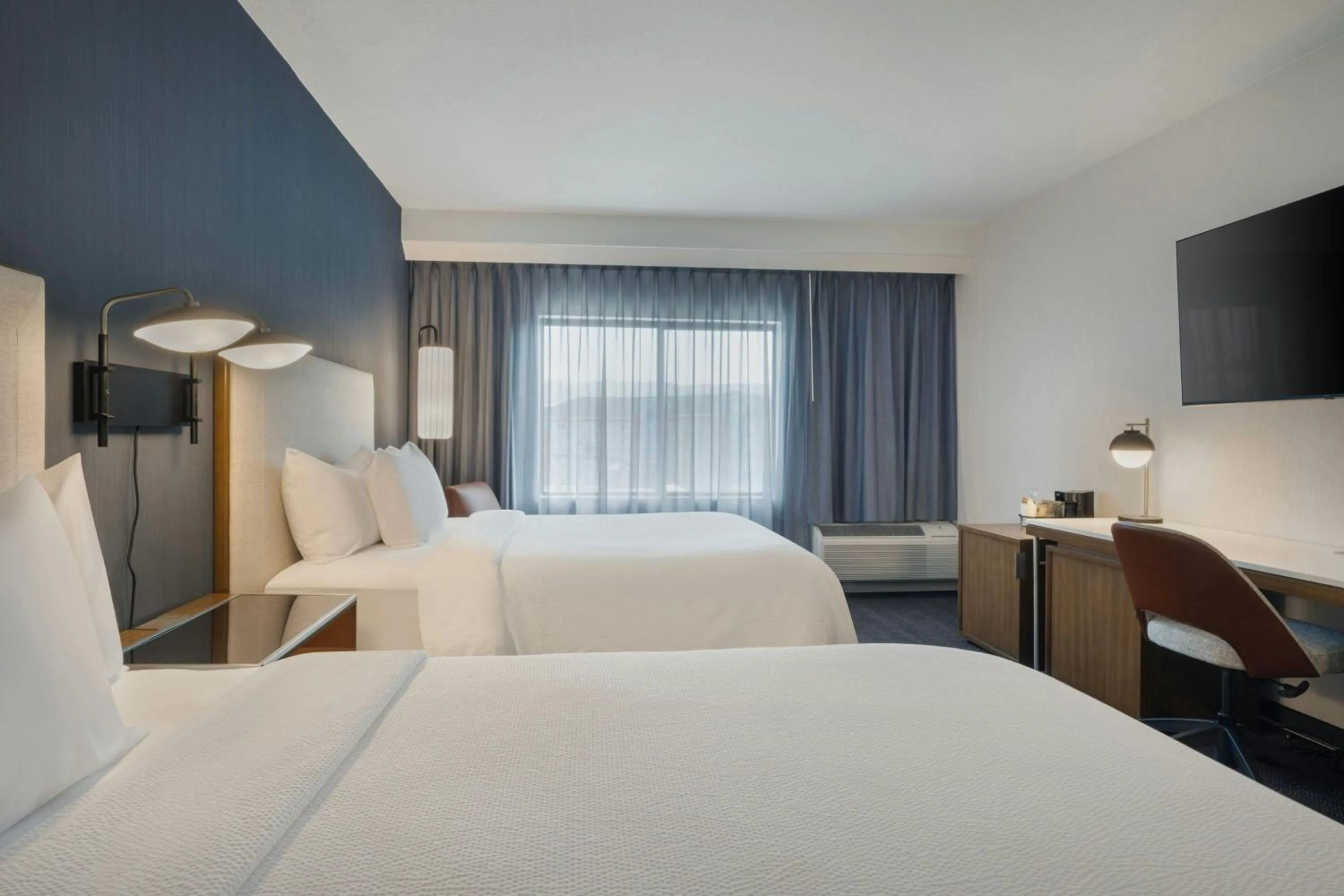 Photo of the whole room, Bed in Courtyard Casper