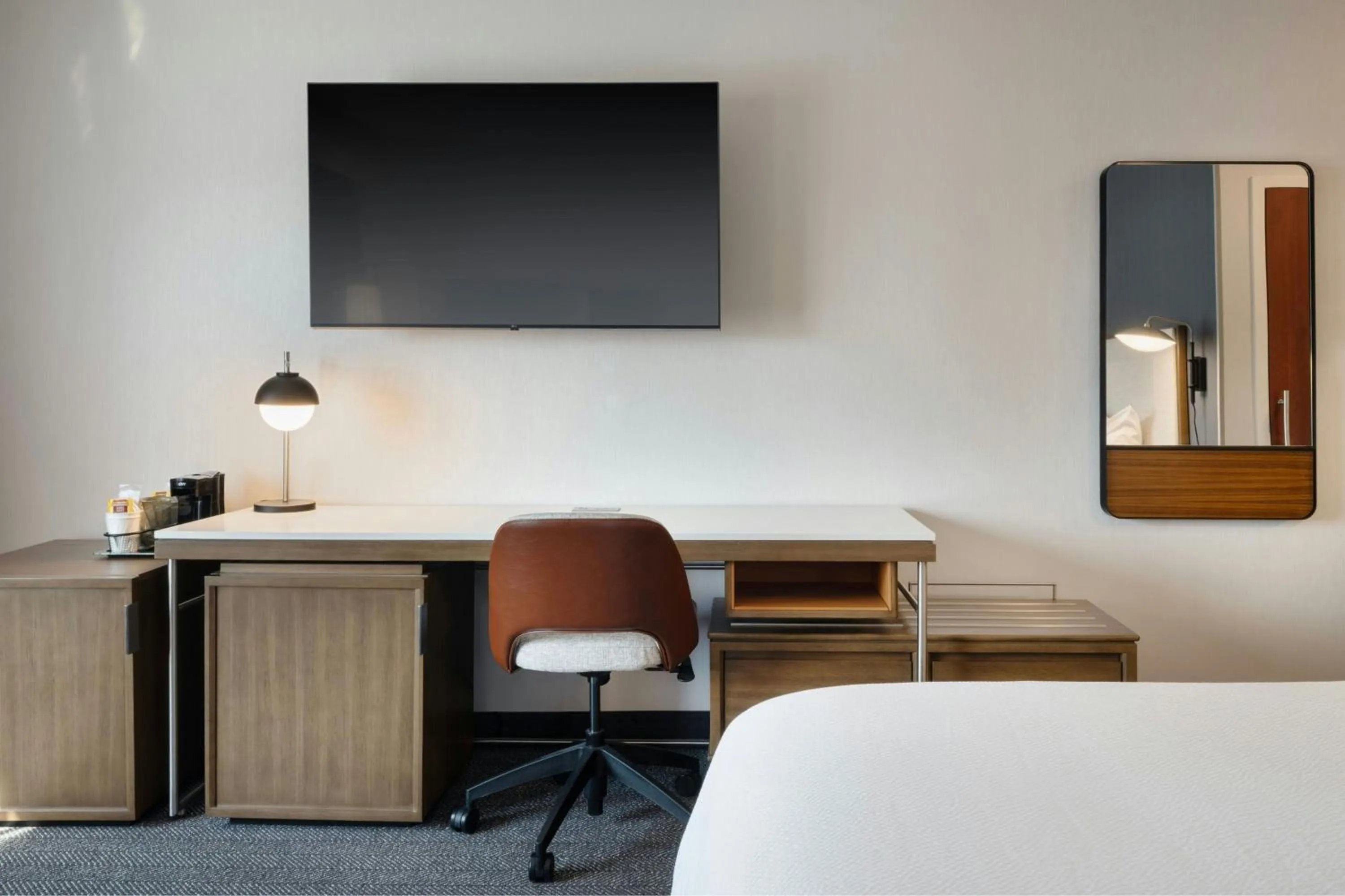 Photo of the whole room, Bed in Courtyard Casper