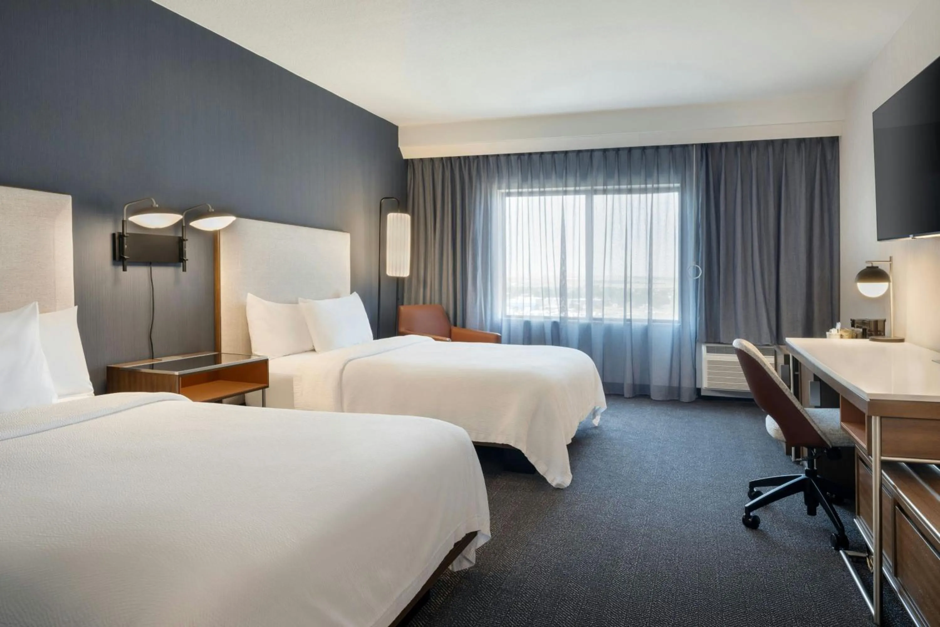 Photo of the whole room, Bed in Courtyard Casper