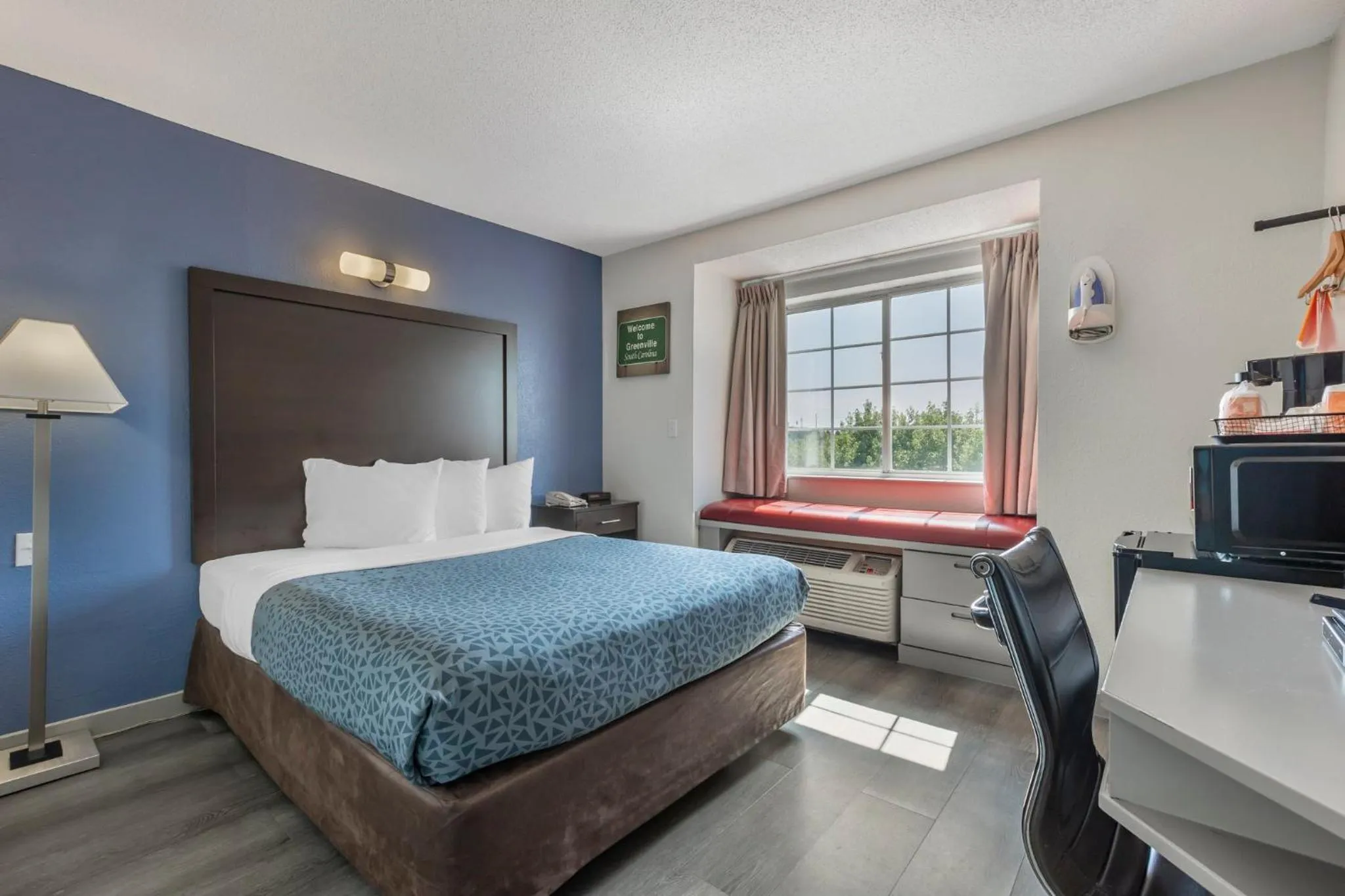 Photo of the whole room, Bed in Greenville Pelham Inn by IHG