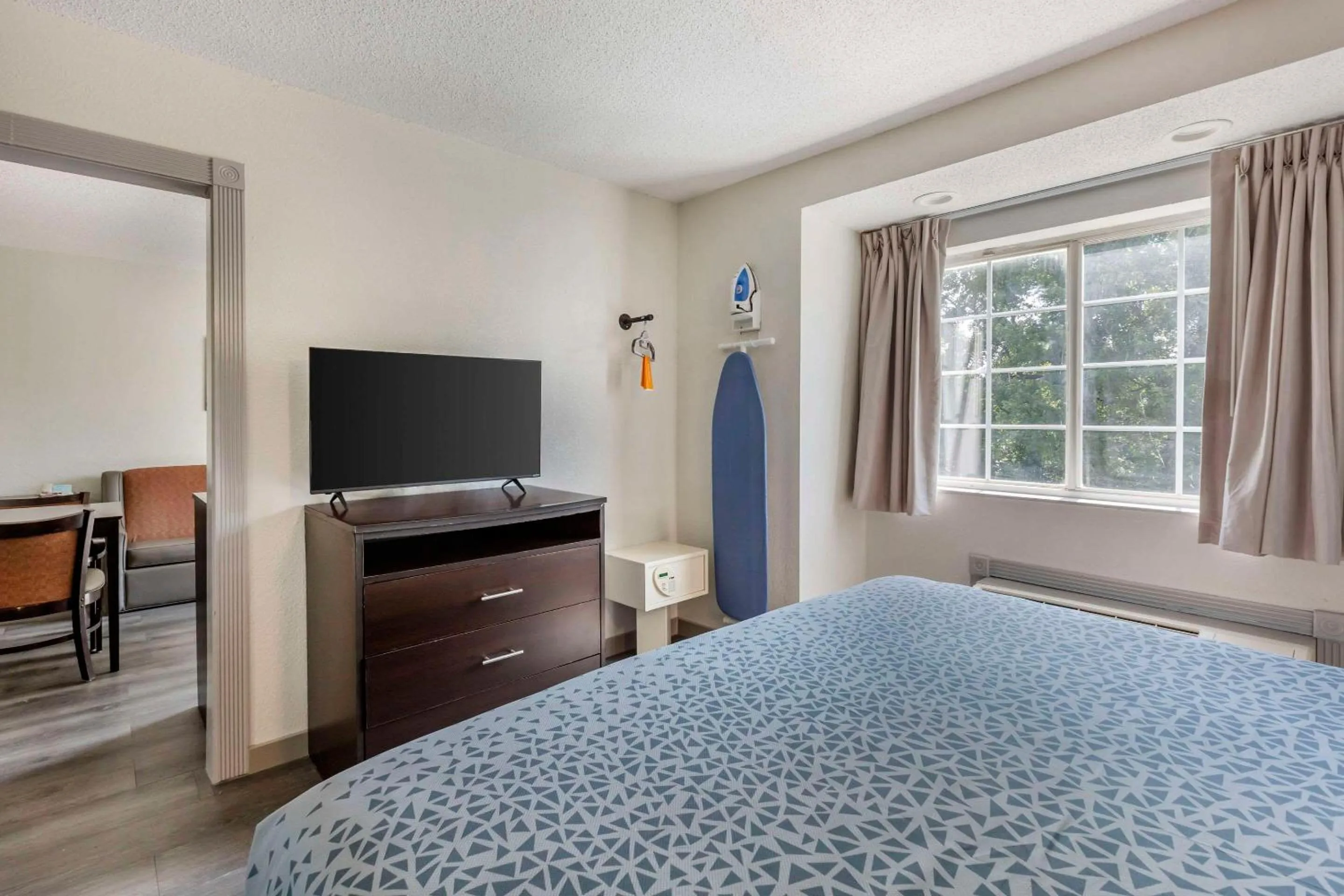 Bedroom, Bed in Econo Lodge Inn & Suites