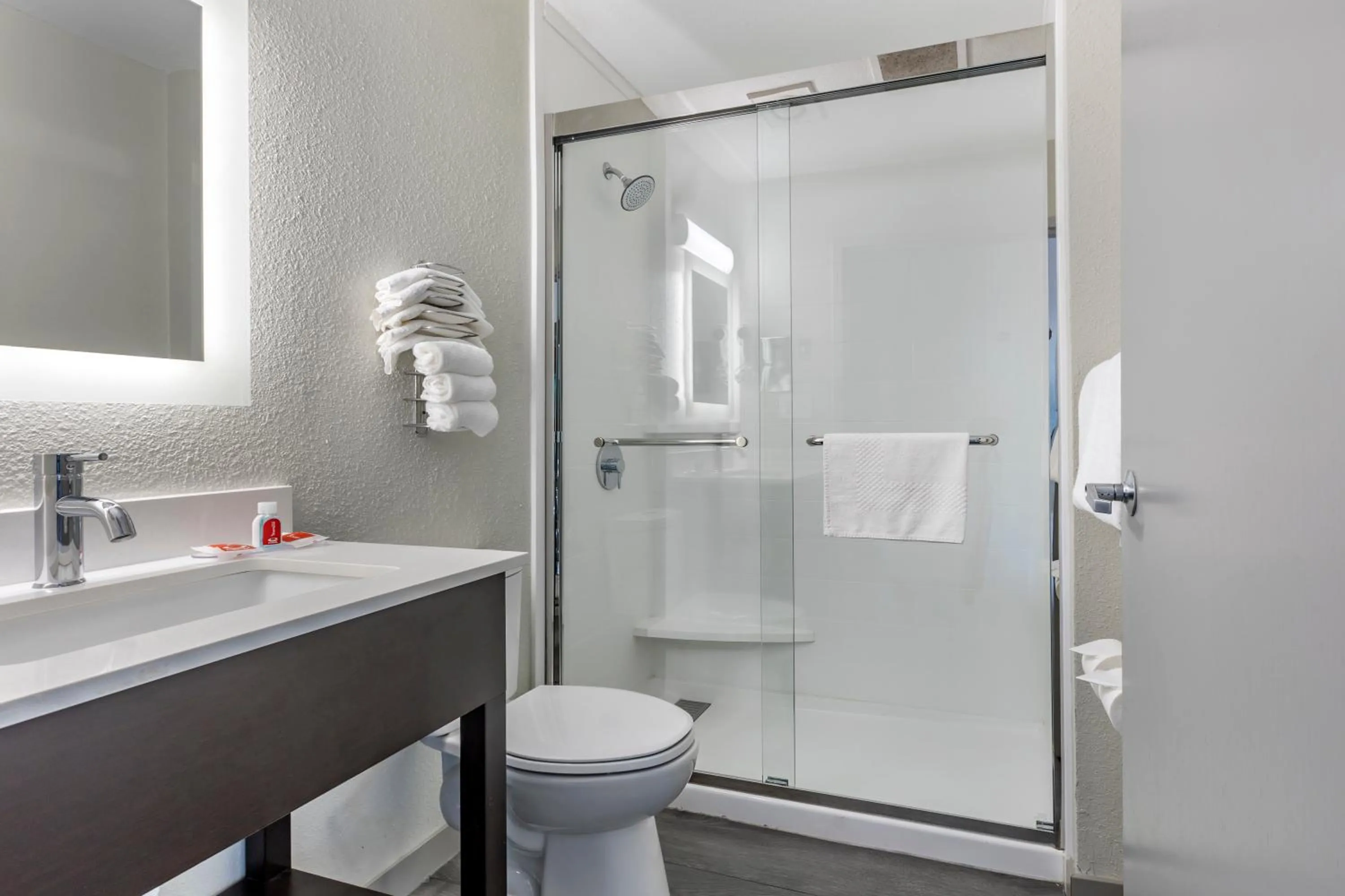 Econo Lodge Inn & Suites