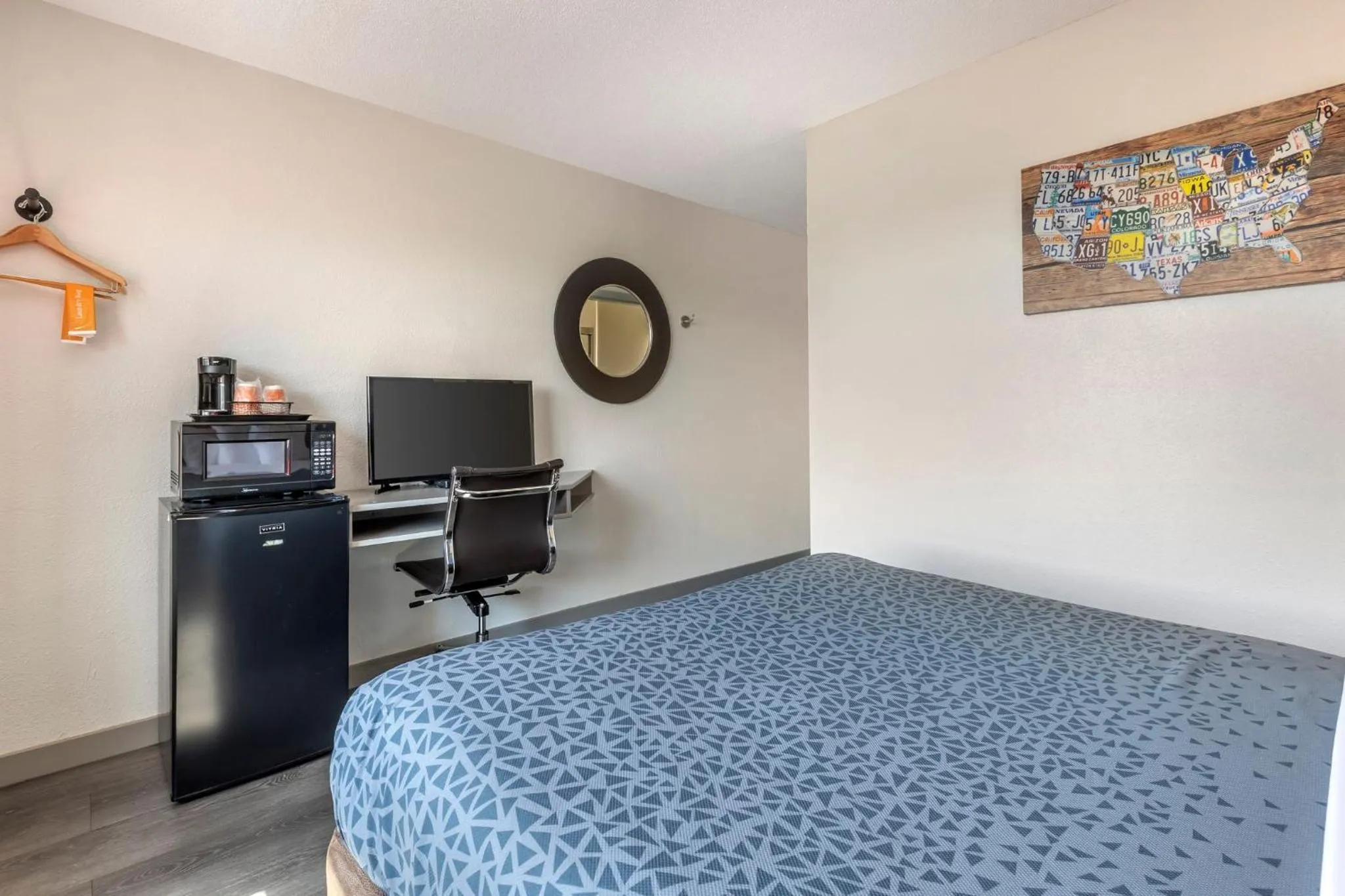 Photo of the whole room, Bed in Greenville Pelham Inn by IHG