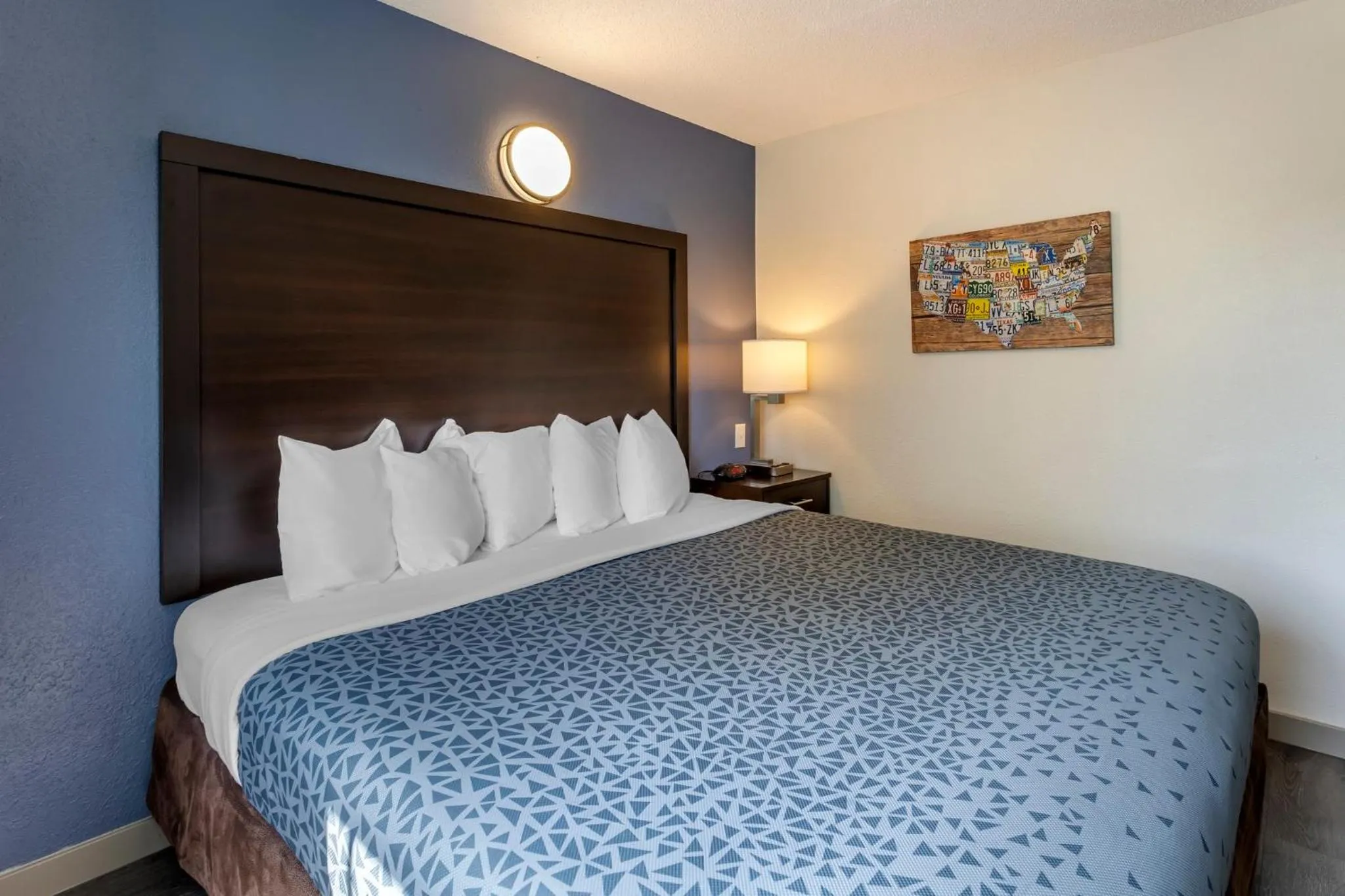 Photo of the whole room, Bed in Greenville Pelham Inn by IHG