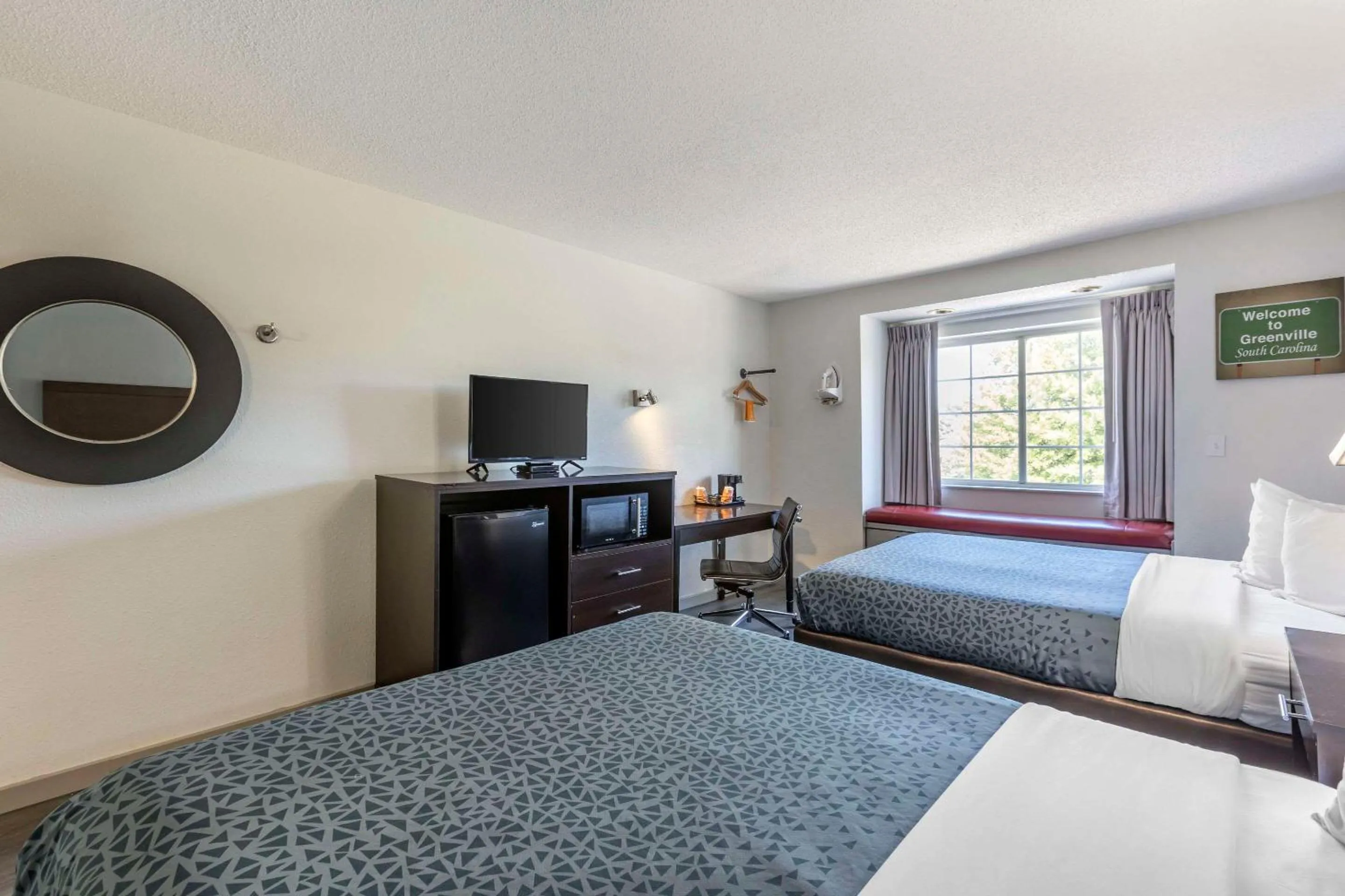 Bedroom, Bed in Econo Lodge Inn & Suites