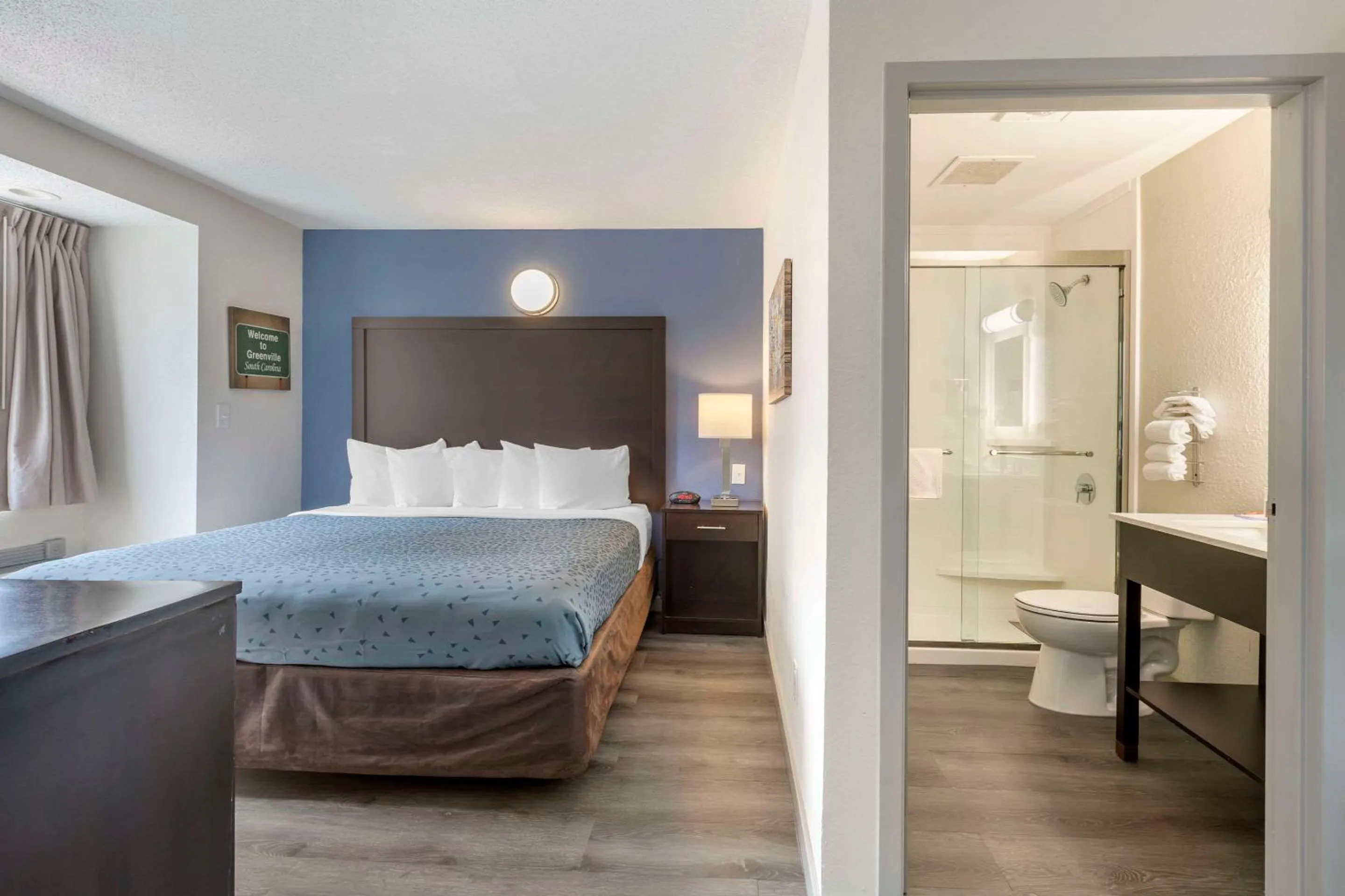 Bedroom, Bed in Econo Lodge Inn & Suites