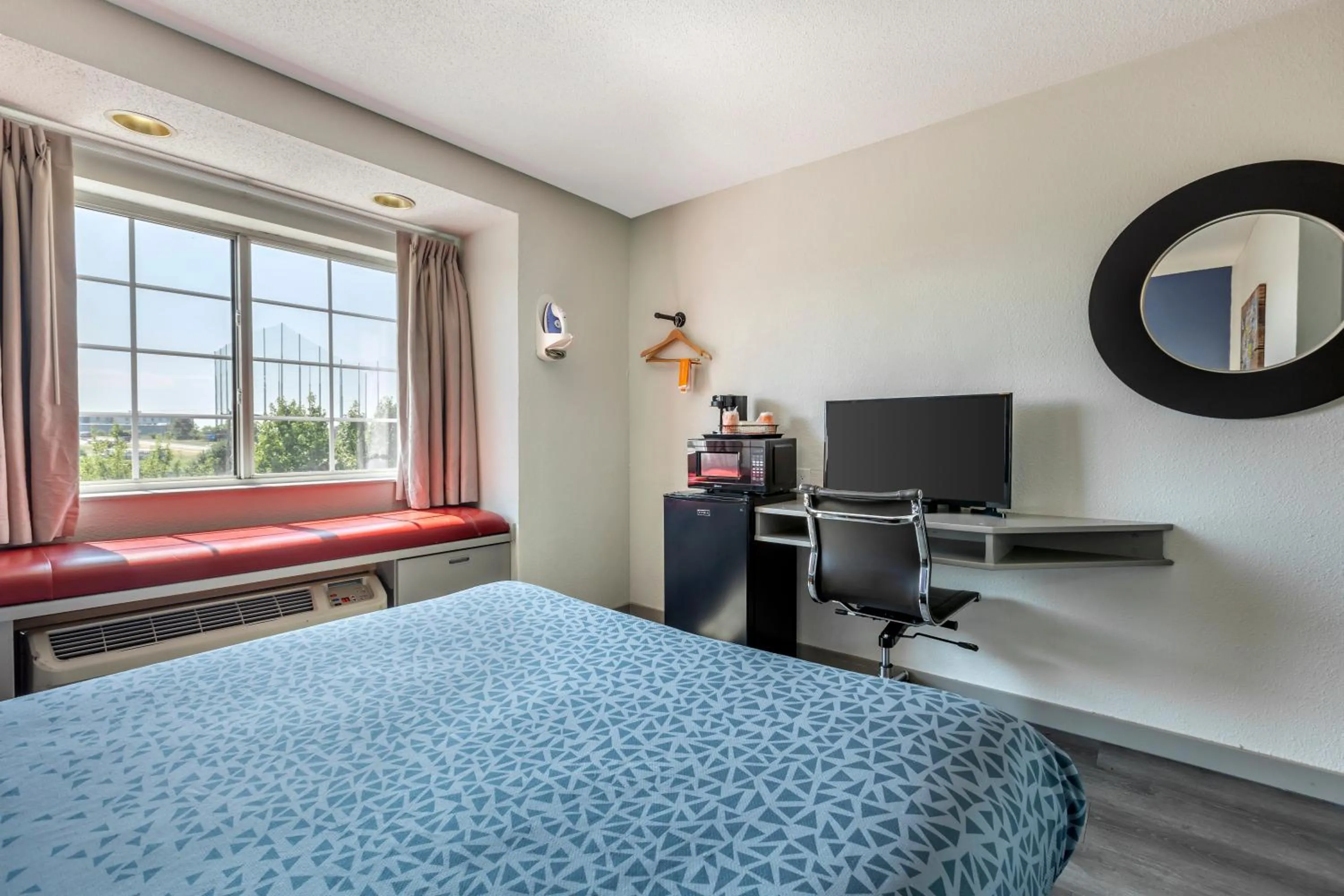 Econo Lodge Inn & Suites