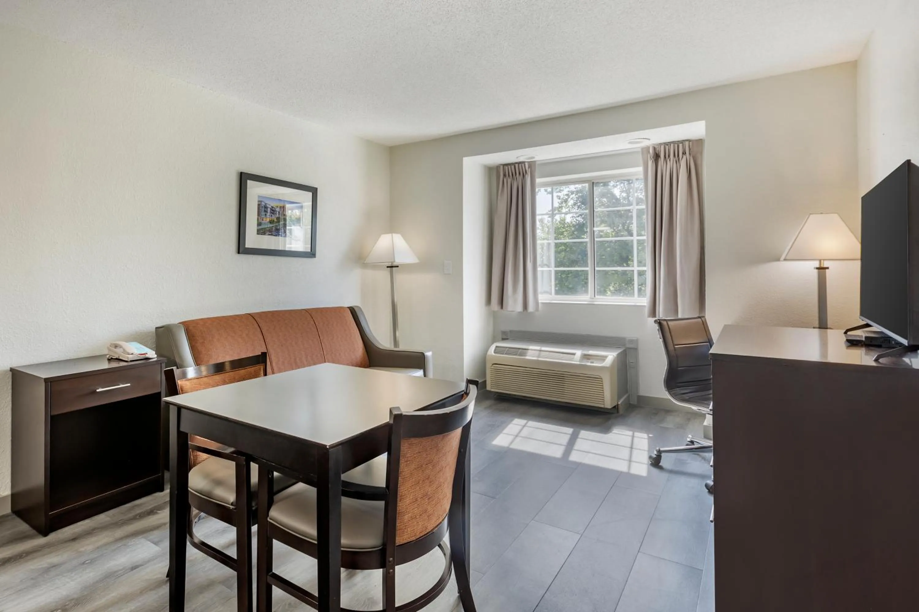 Econo Lodge Inn & Suites