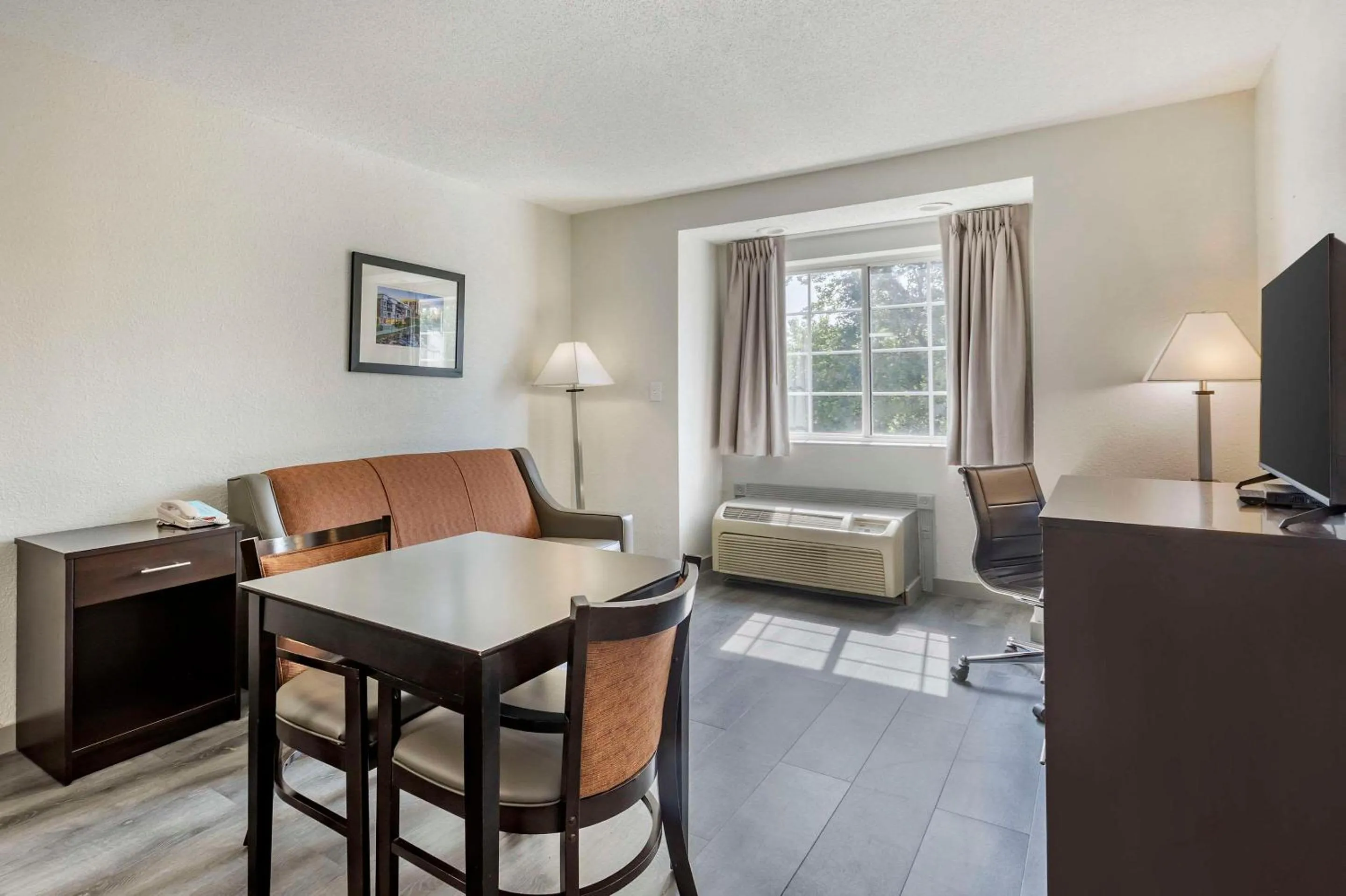 Bedroom in Econo Lodge Inn & Suites