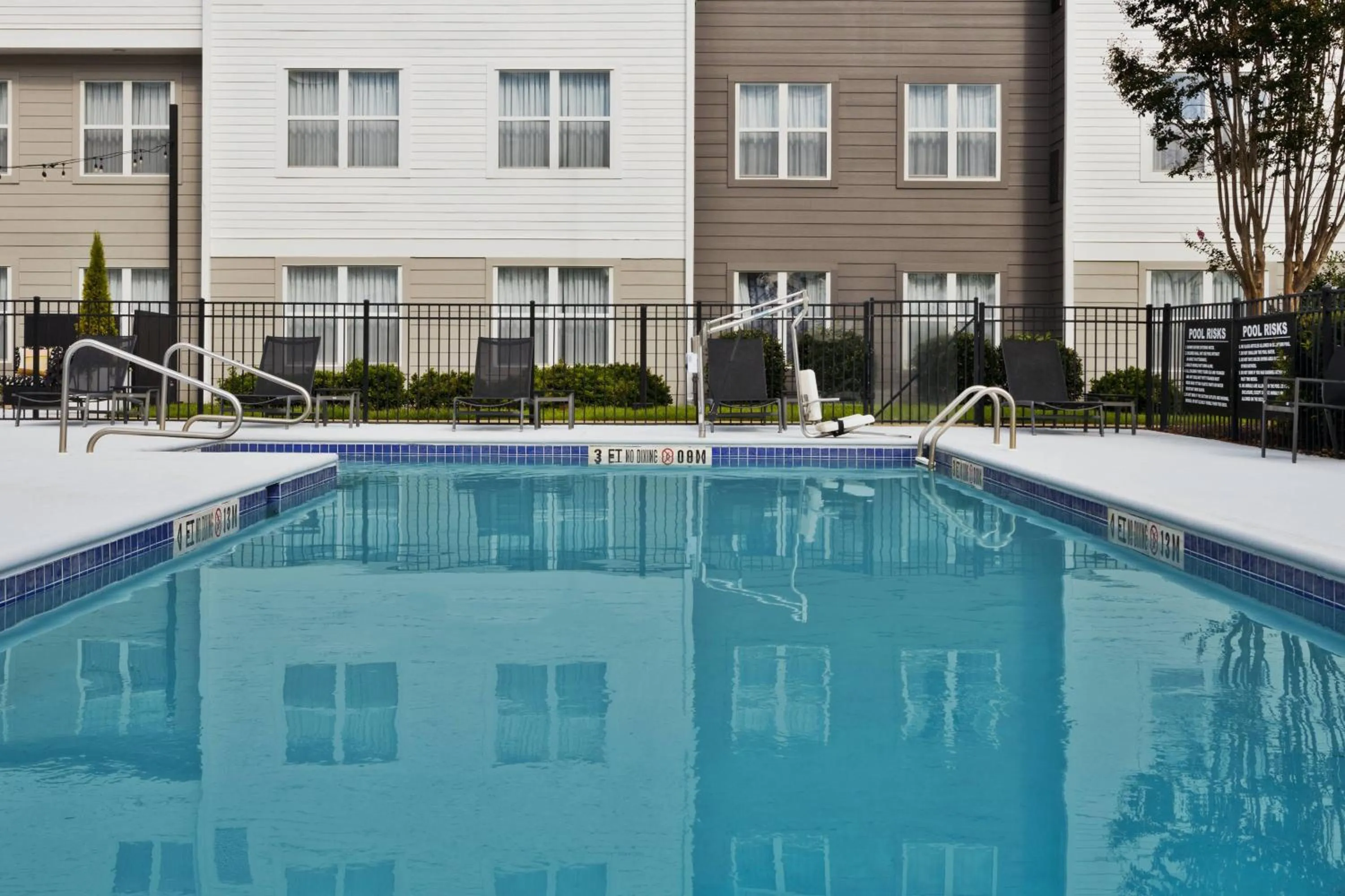 Swimming pool in Residence Inn Columbus