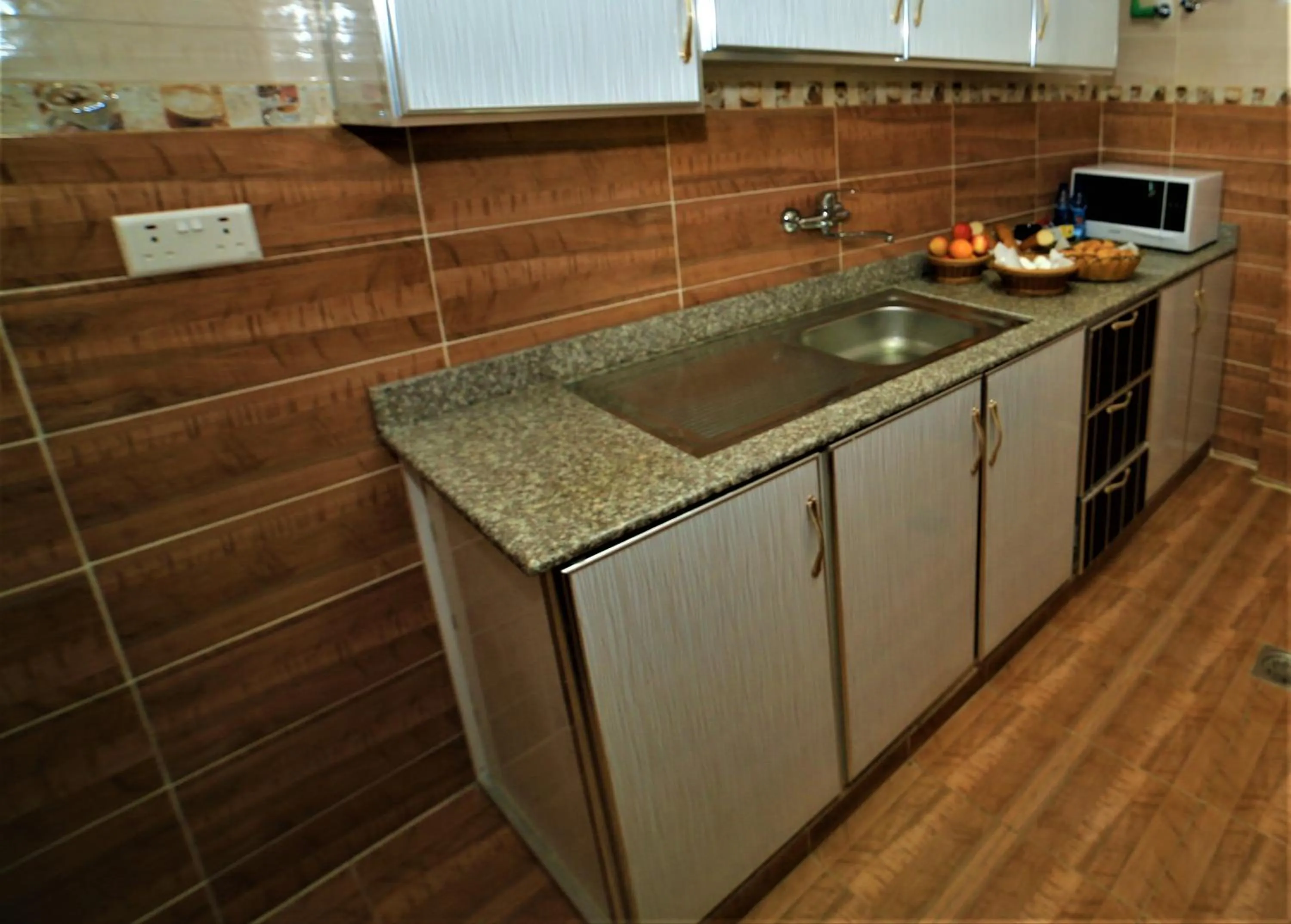 Kitchen or kitchenette in Al Dyafa Hotel Suites