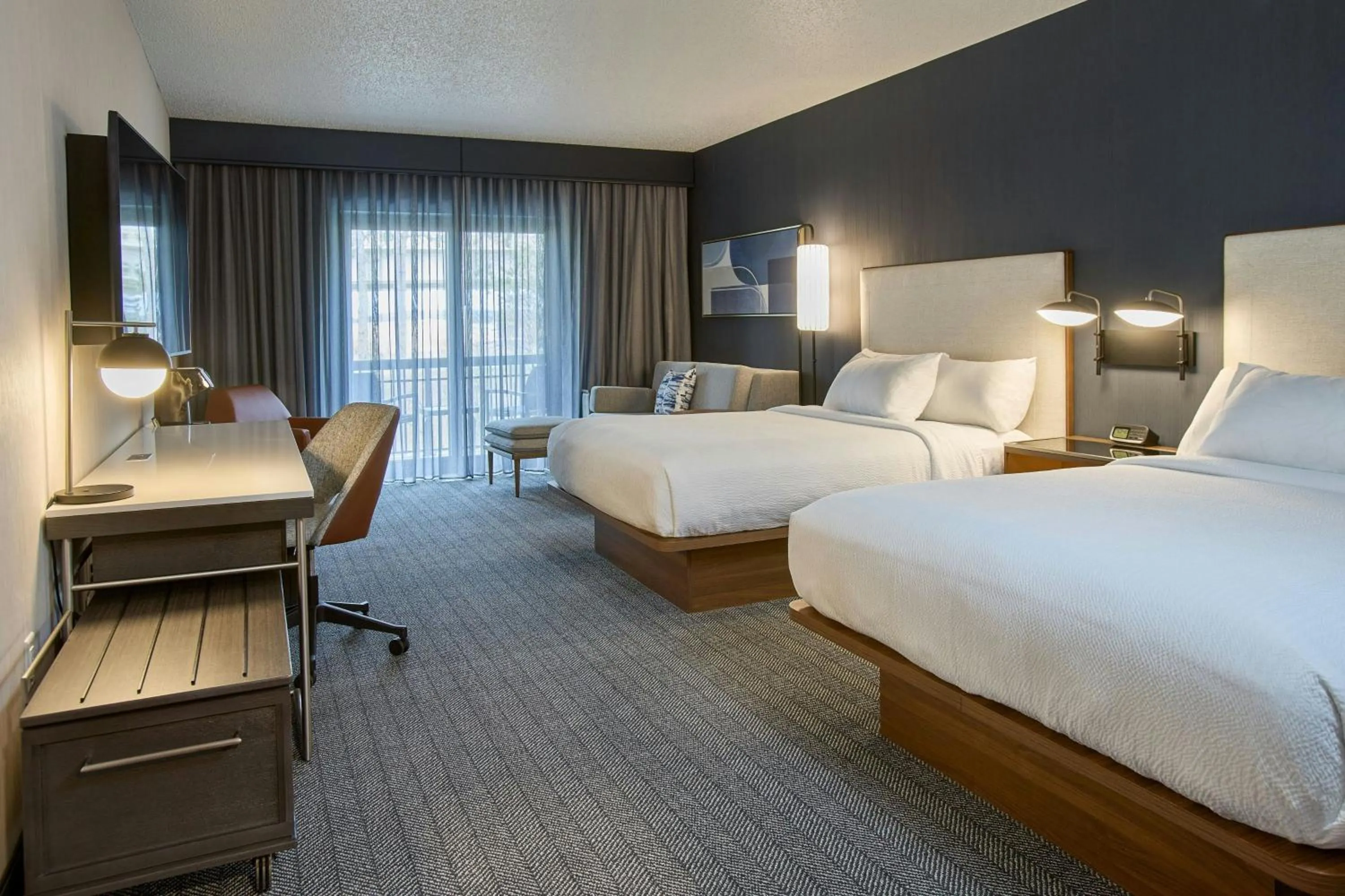 Photo of the whole room, Bed in Courtyard Wausau