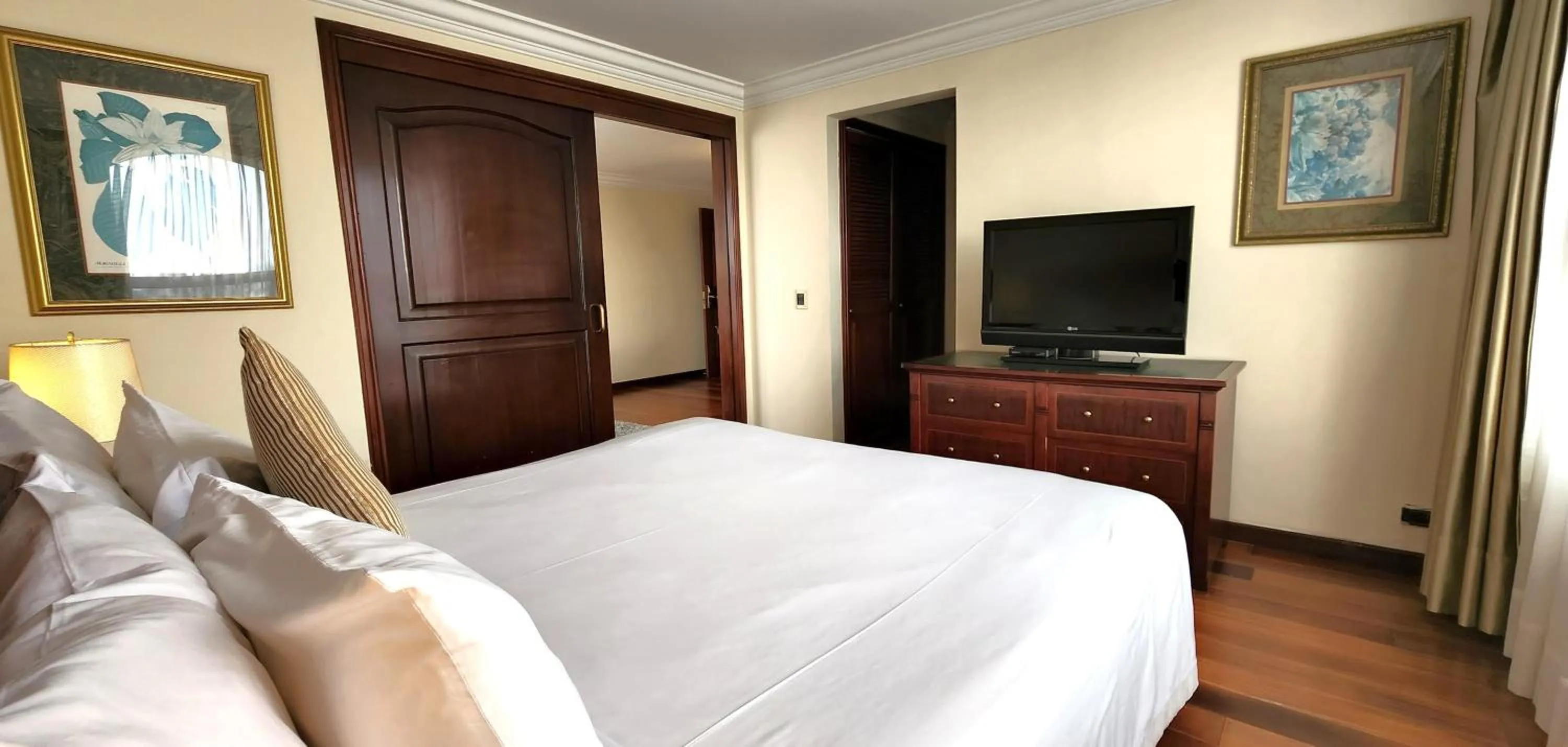 TV and multimedia, Bed in Santafe Boutique Hotel