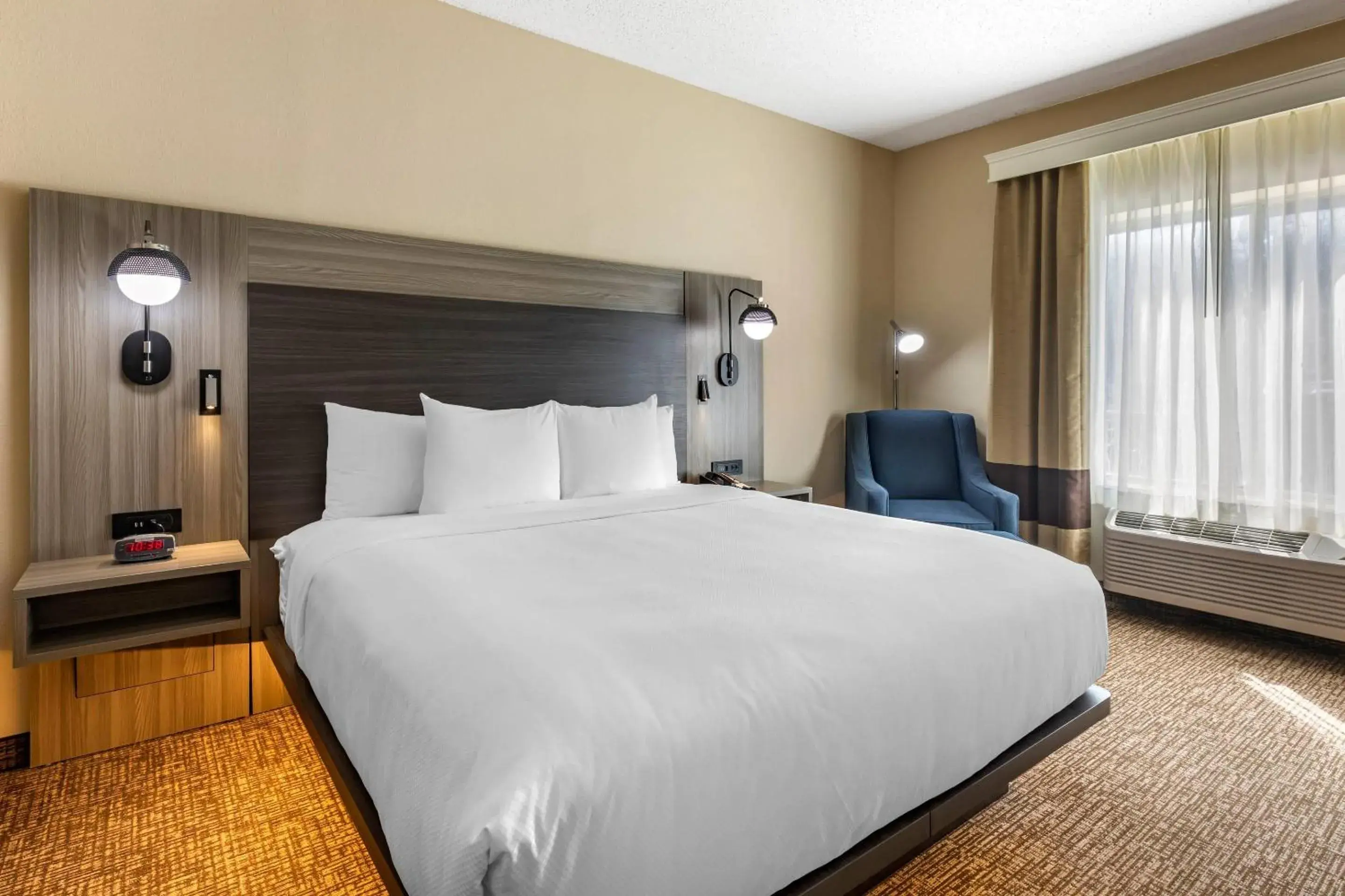 King Room - Accessible/Non-Smoking in Comfort Inn & Suites North Dallas-Addison King Room - Accessible/Non-Smoking in Comfort Inn & Suites North Dallas-Addison
