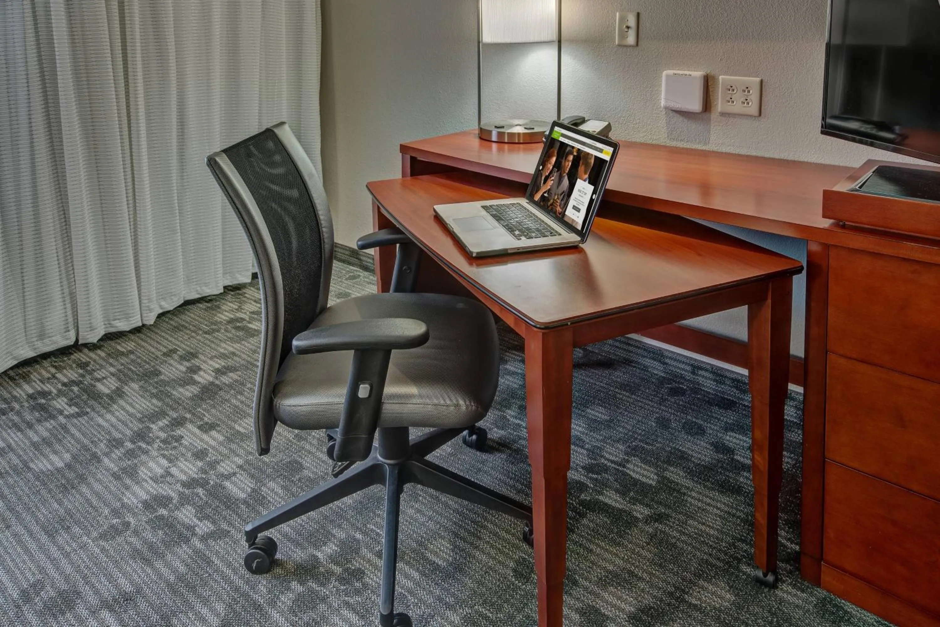 Photo of the whole room in Courtyard Lima