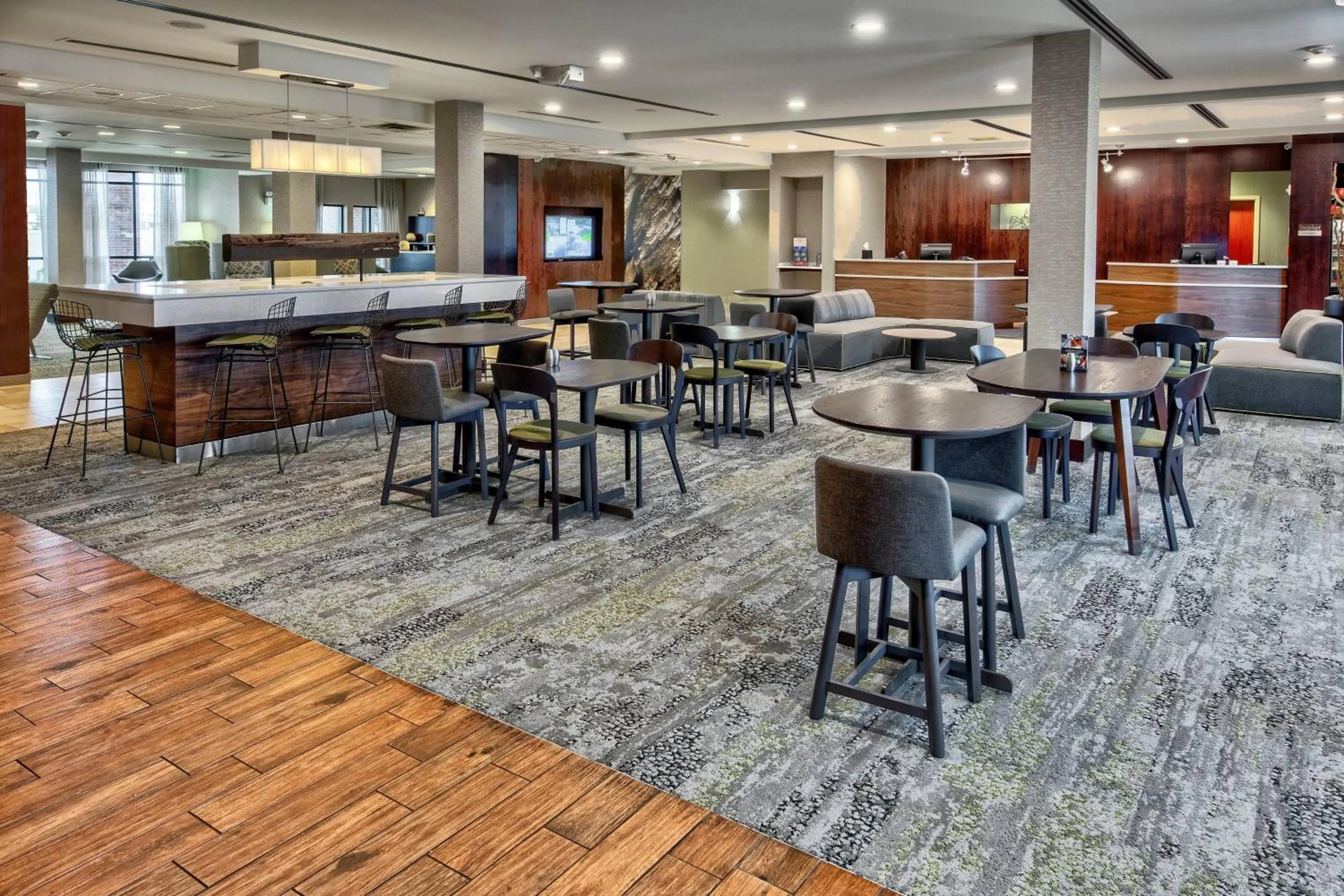 Restaurant/places to eat in Courtyard Lima