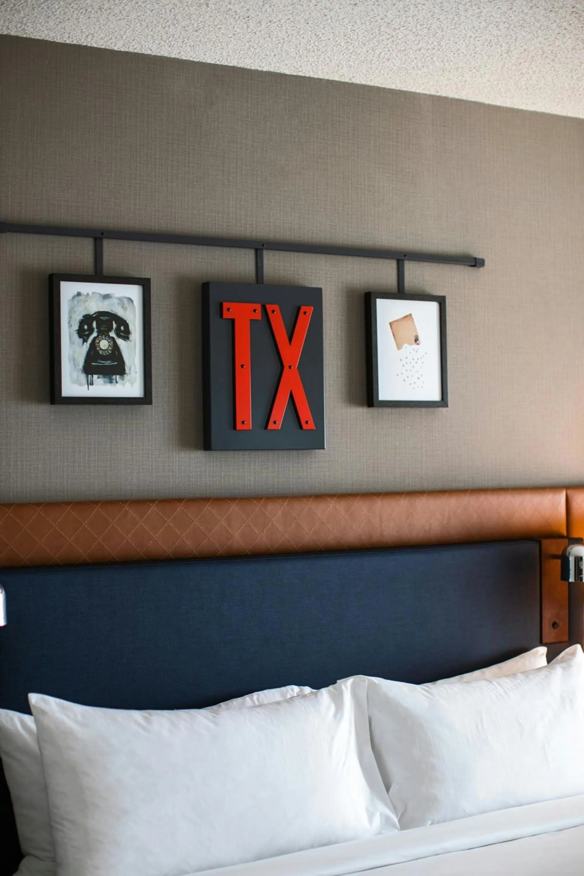 Lounge or bar, Bed in Renaissance Dallas Richardson Hotel