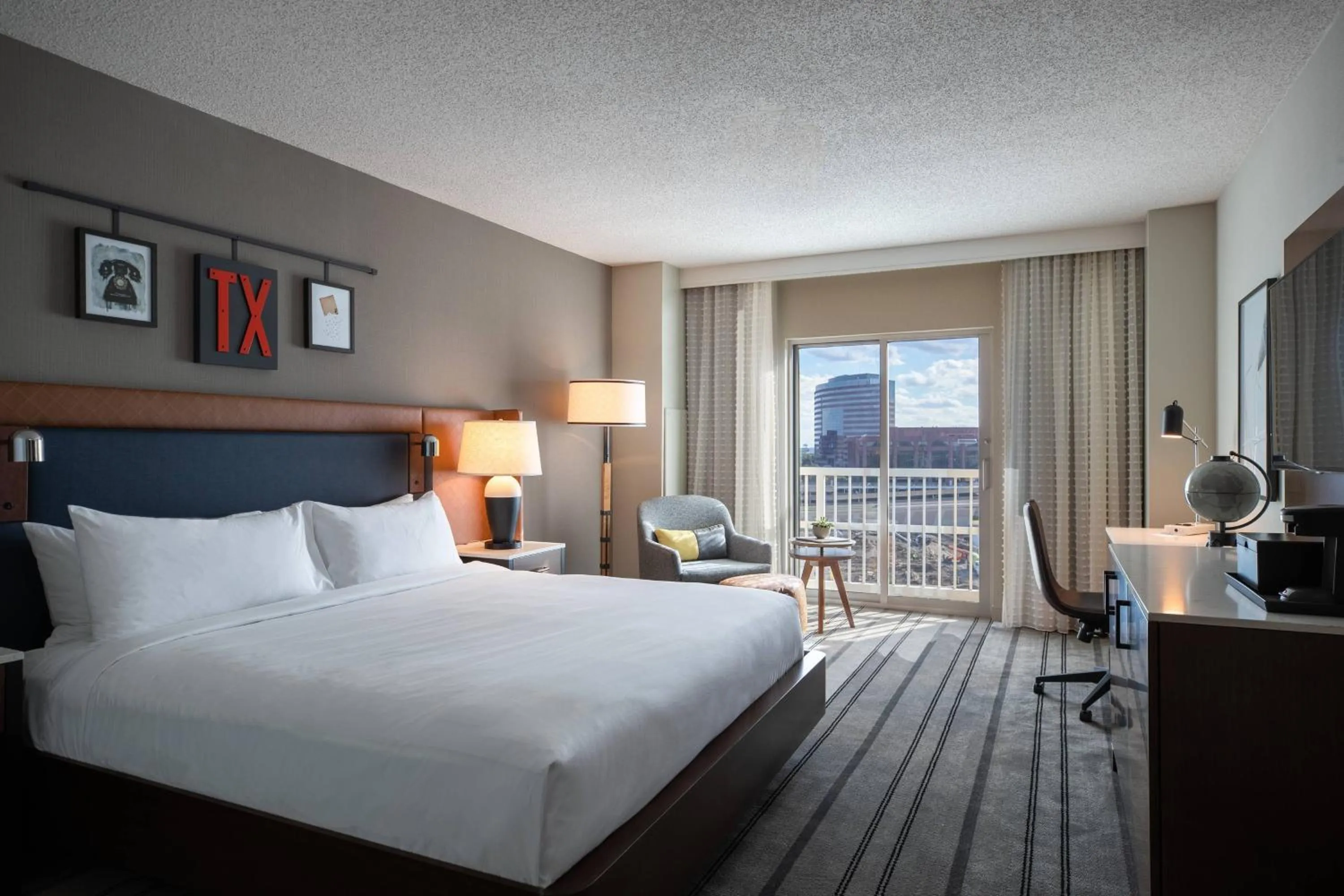 Photo of the whole room, Bed in Renaissance Dallas Richardson Hotel