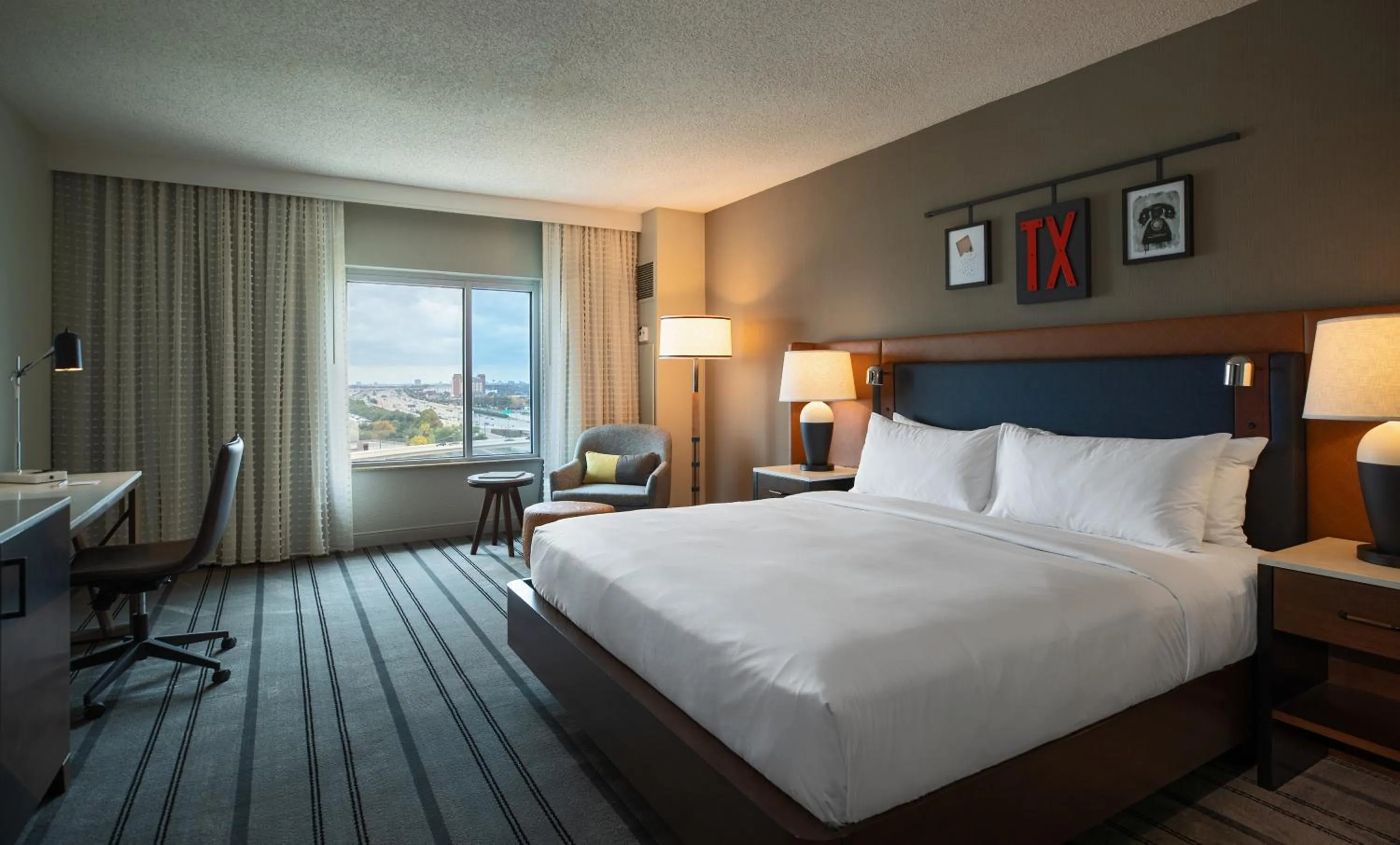 Bed in Renaissance Dallas Richardson Hotel