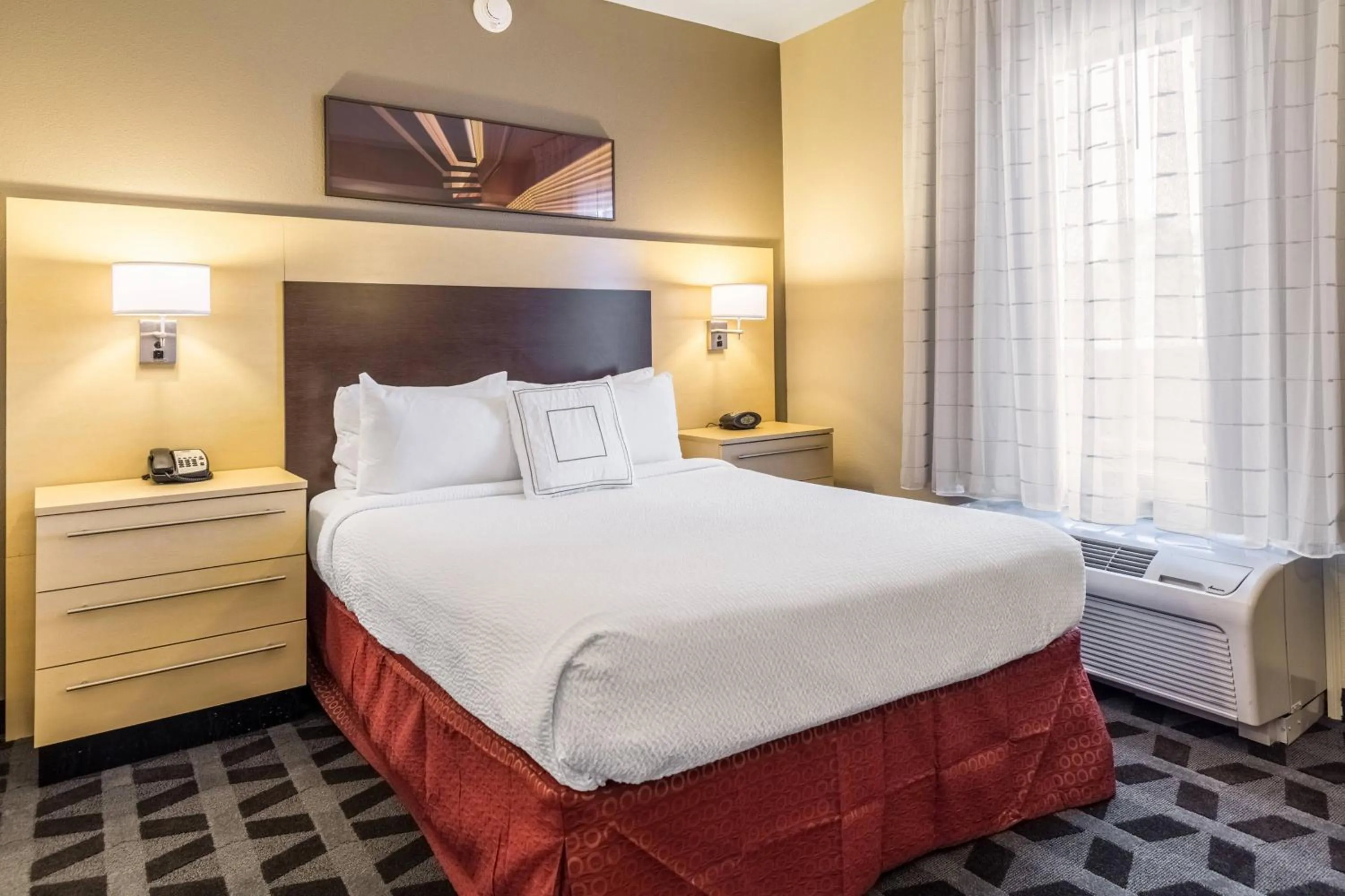 Bedroom, Bed in TownePlace Suites Dayton North