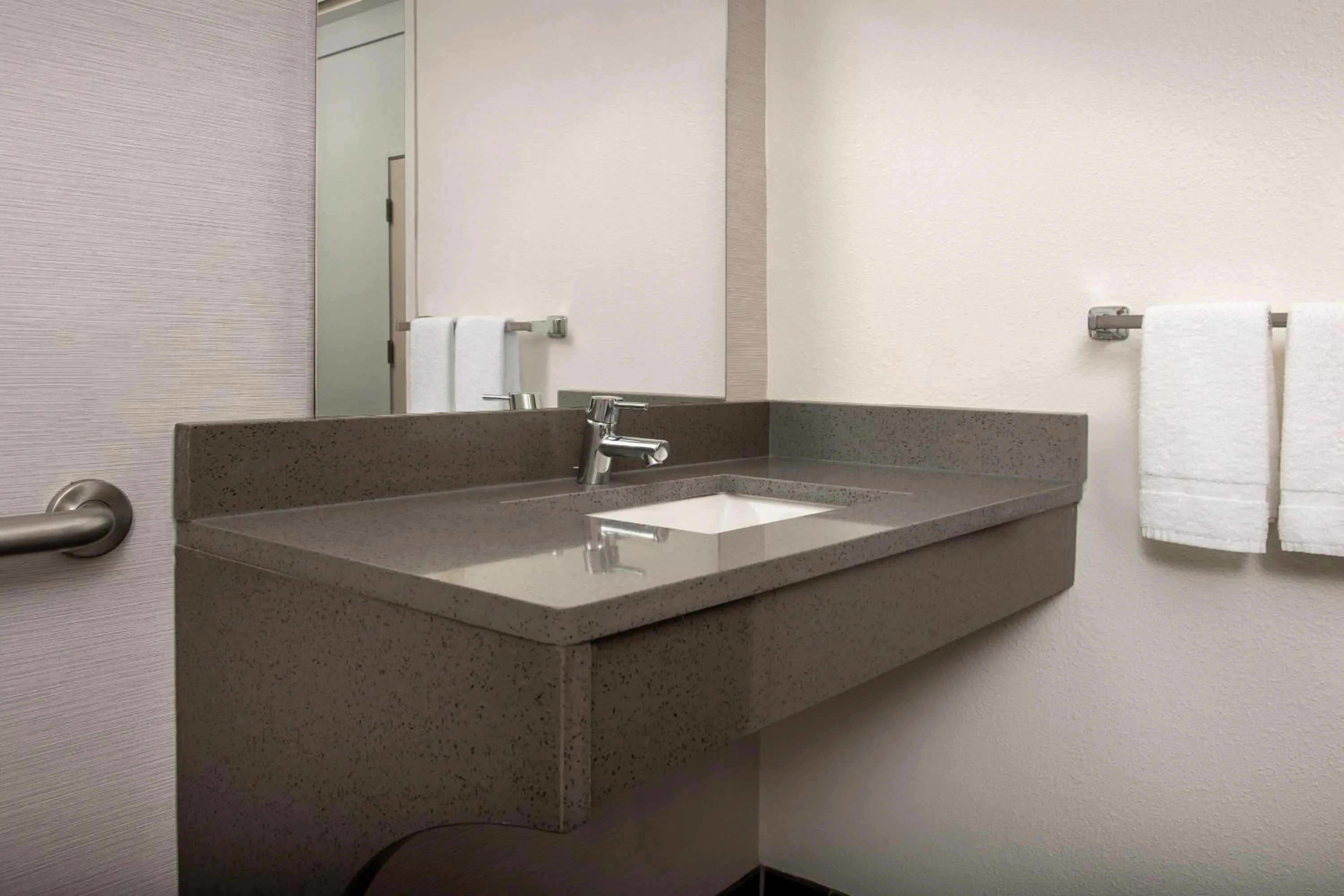 Bathroom in Courtyard by Marriott Dothan