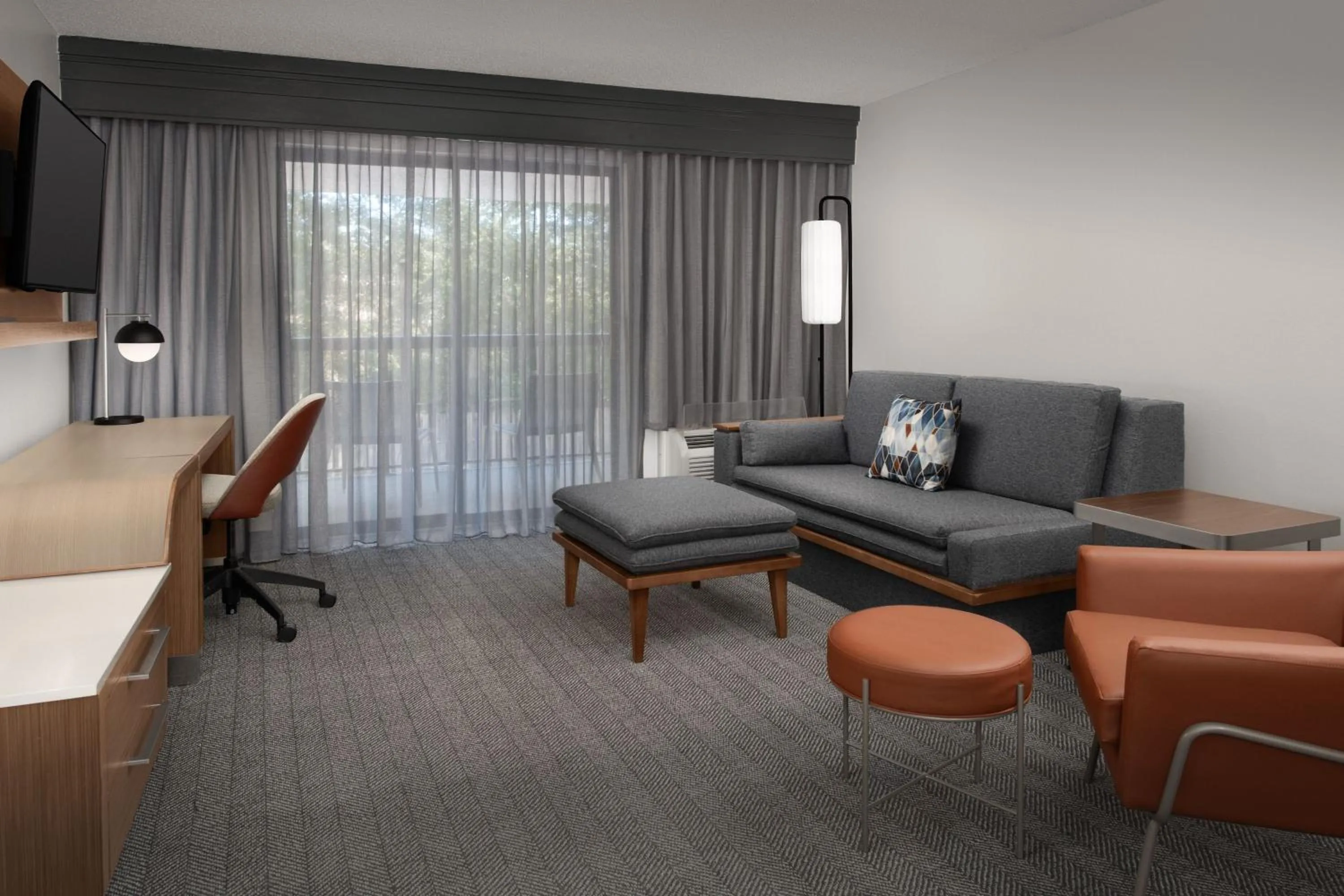 Living room in Courtyard by Marriott Dothan