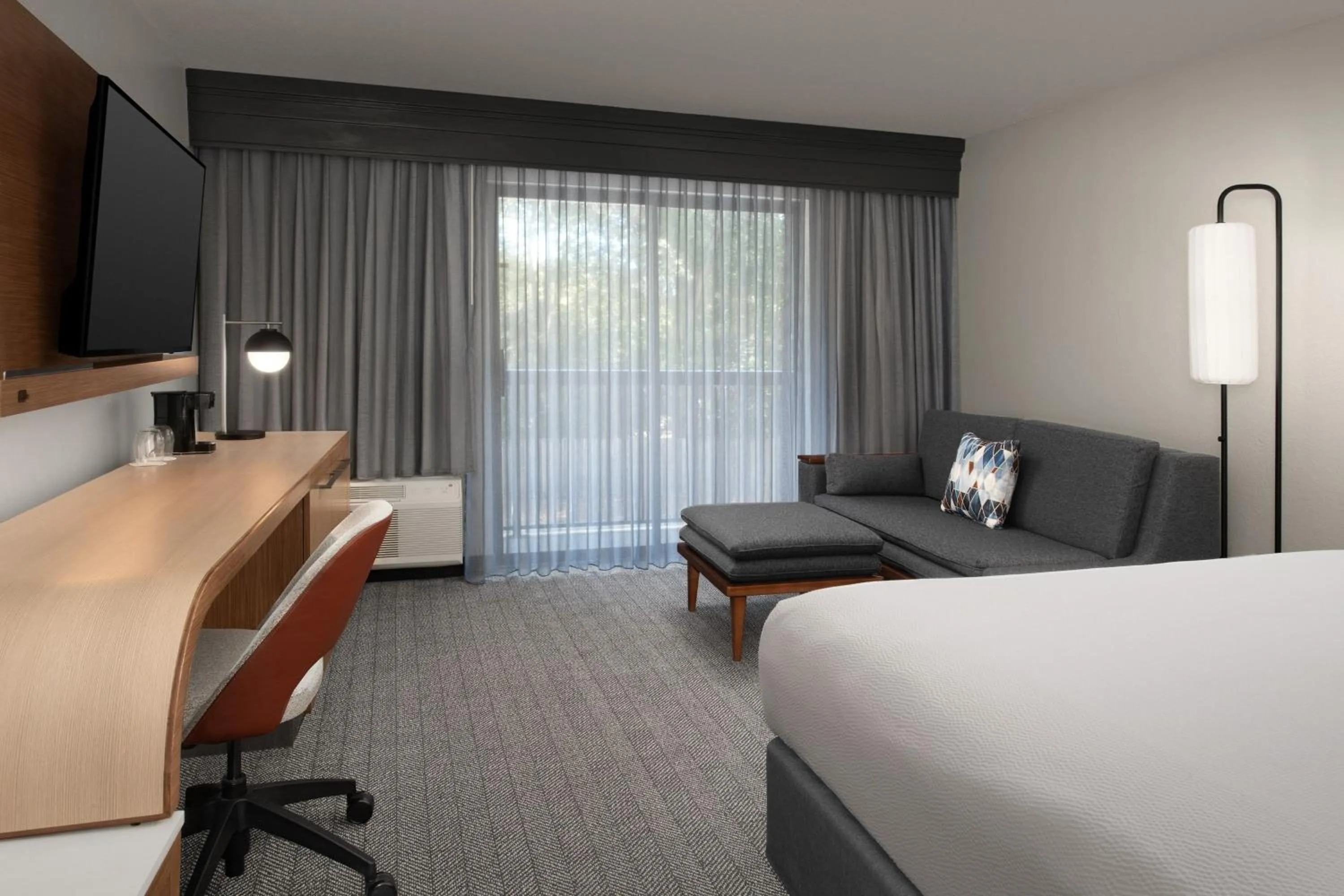 Photo of the whole room, Bed in Courtyard by Marriott Dothan