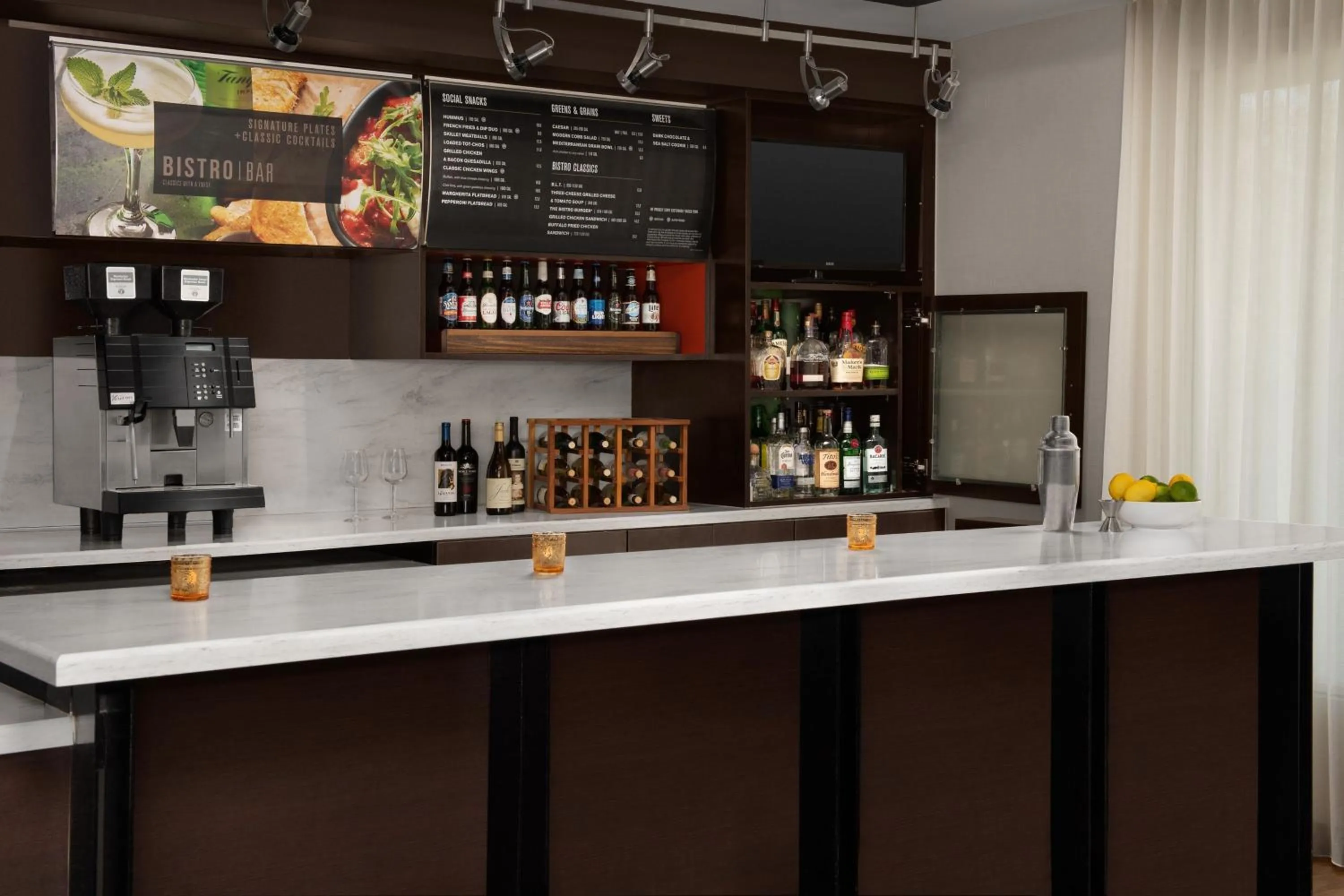 Lounge or bar in Courtyard by Marriott Dothan