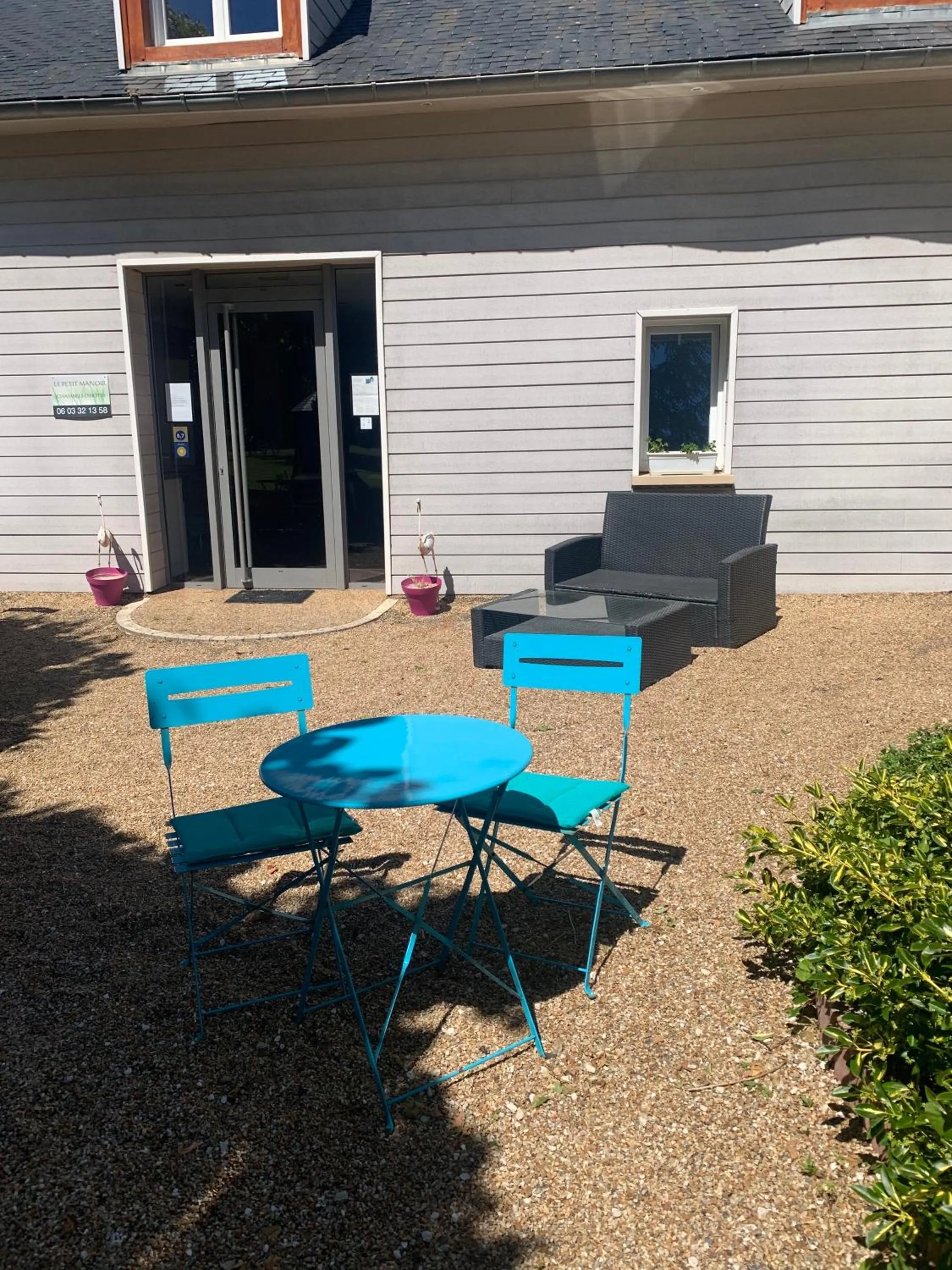 Facade/entrance in Le petit manoir