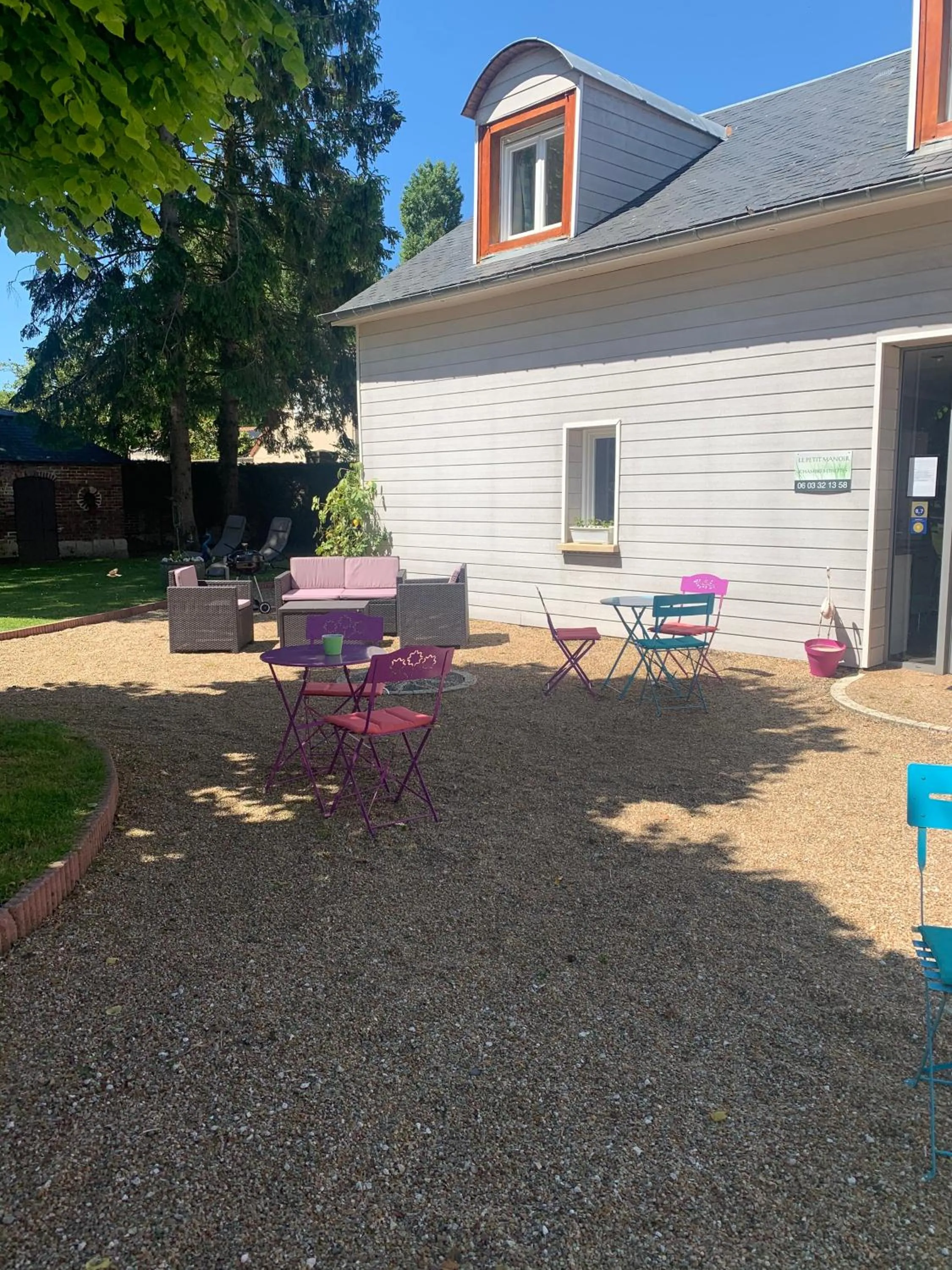 Facade/entrance in Le petit manoir