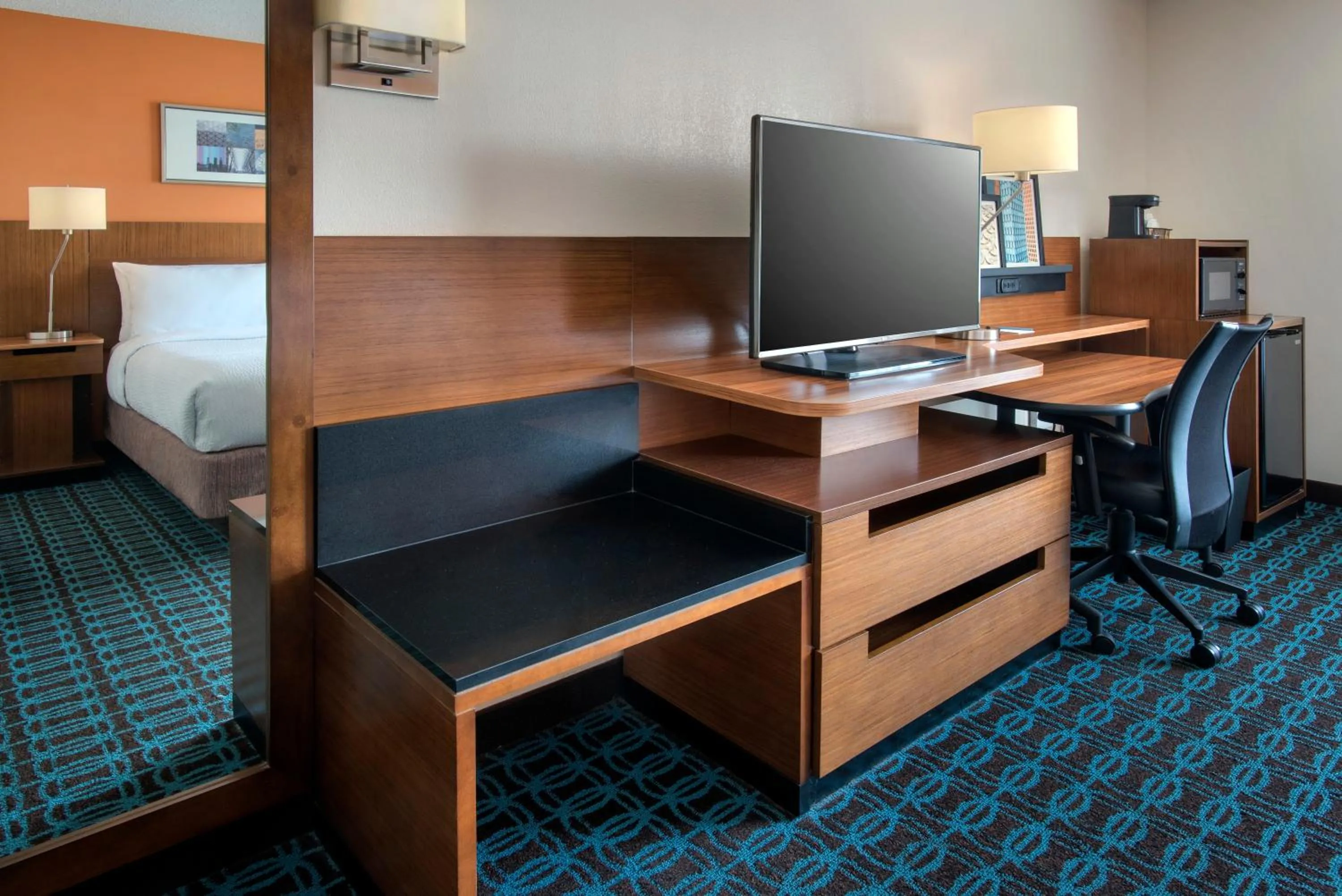 TV and multimedia in Fairfield Inn & Suites by Marriott Dover