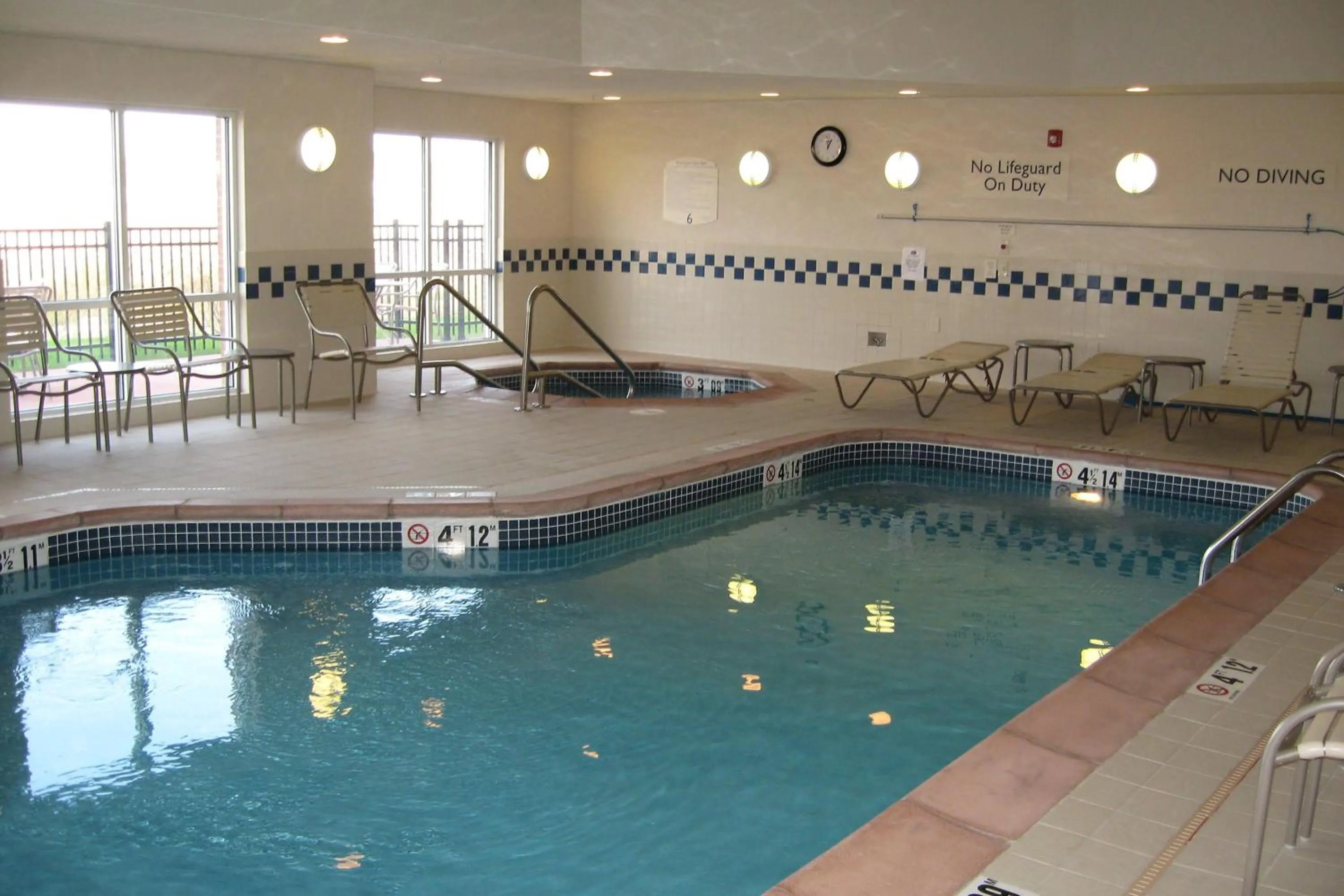 Swimming pool in Fairfield Inn & Suites Ames