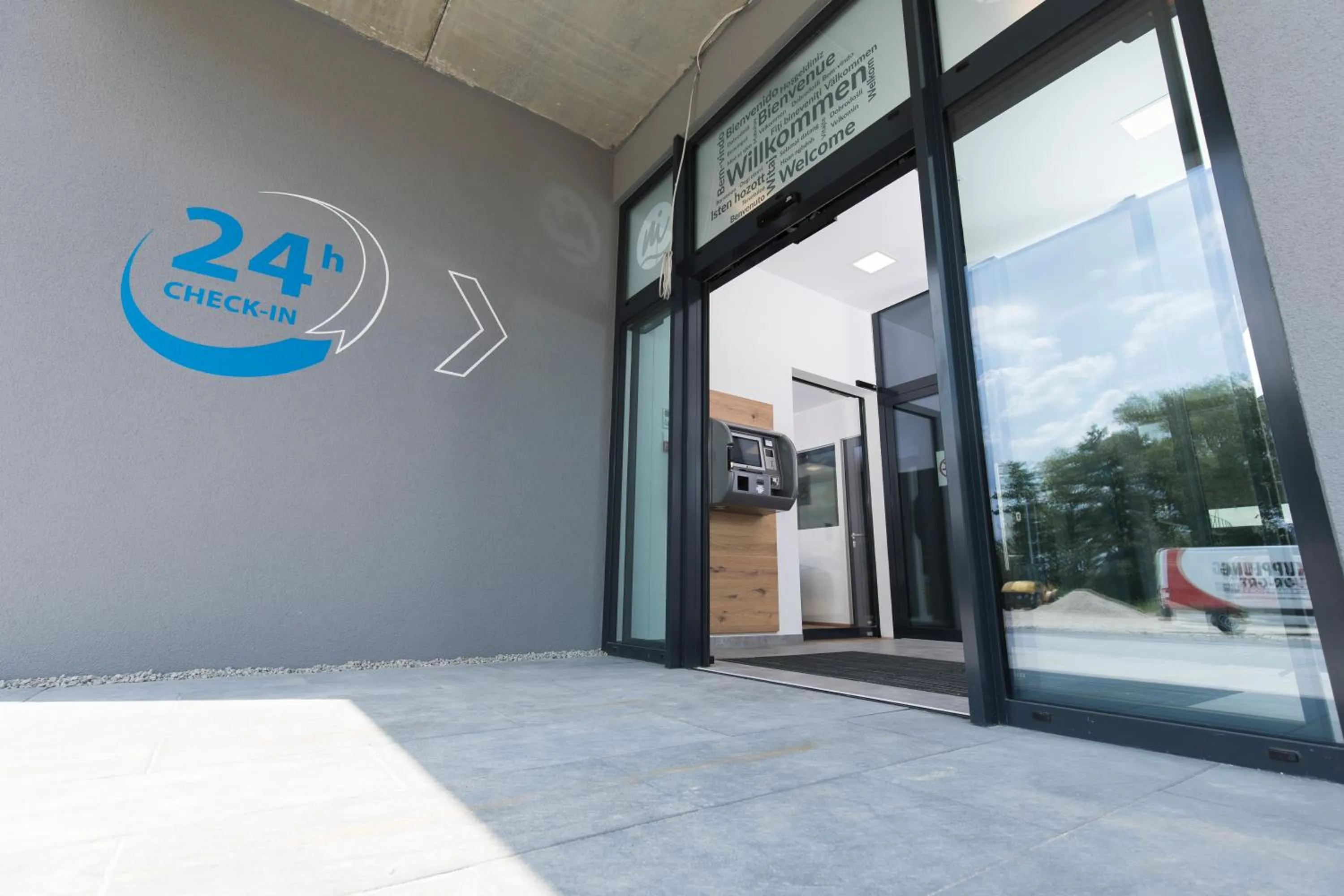 Facade/entrance in motel isar | 24h/7 checkin