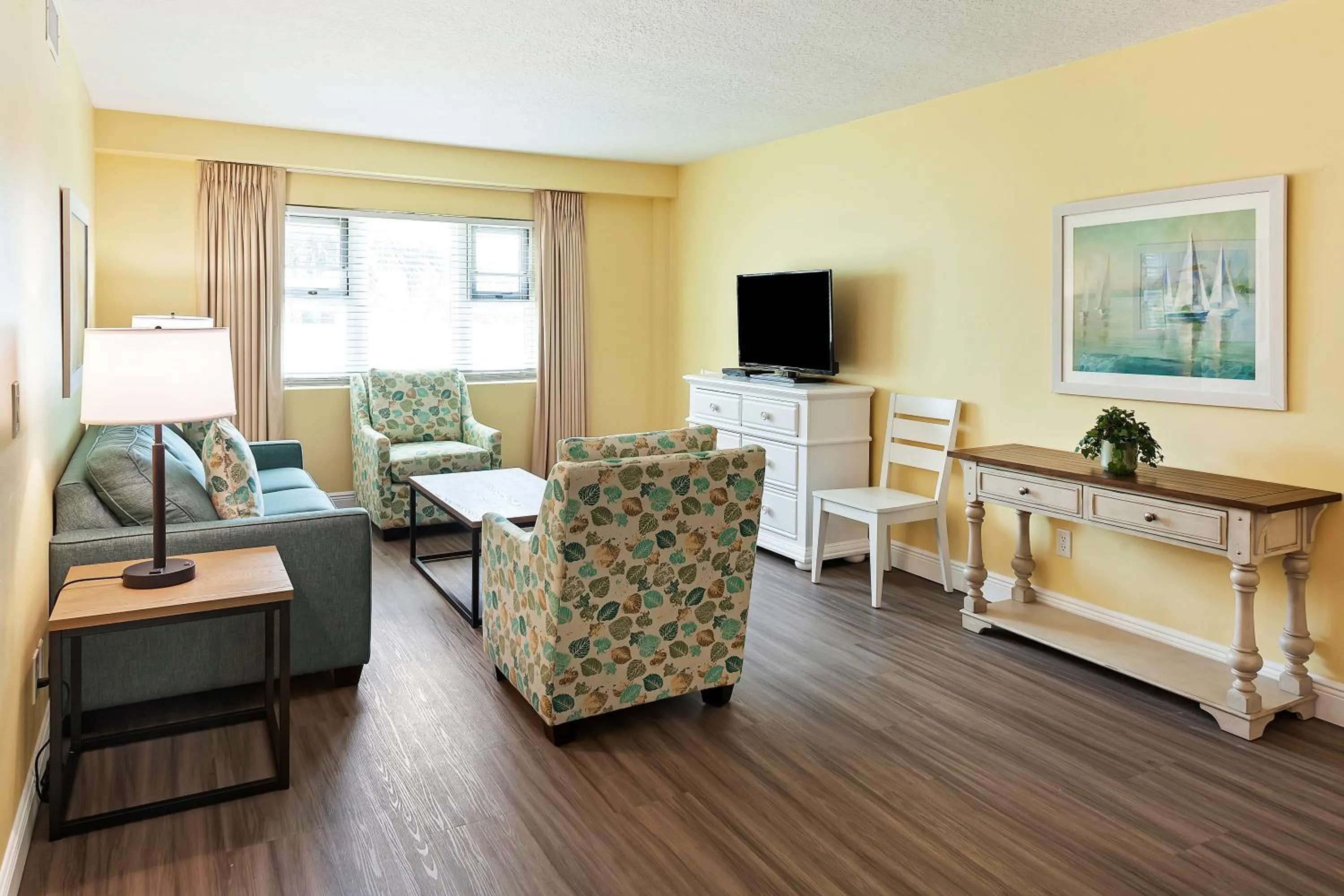 Communal lounge/ TV room in Royal Floridian Resort by Spinnaker