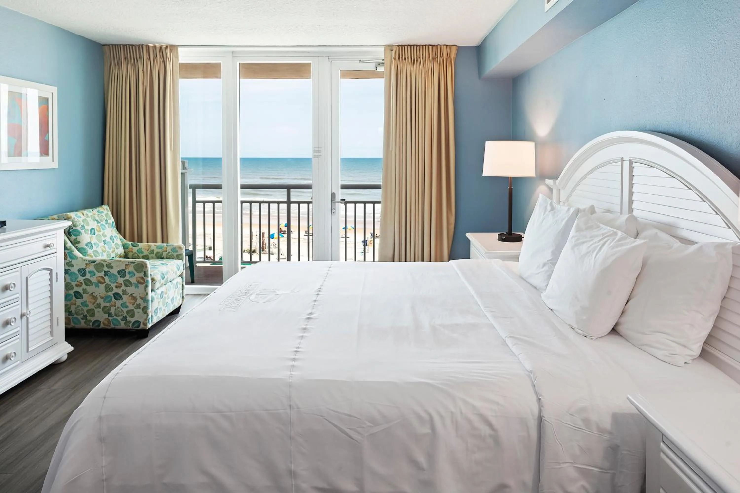 Bedroom, Bed in Royal Floridian Resort by Spinnaker