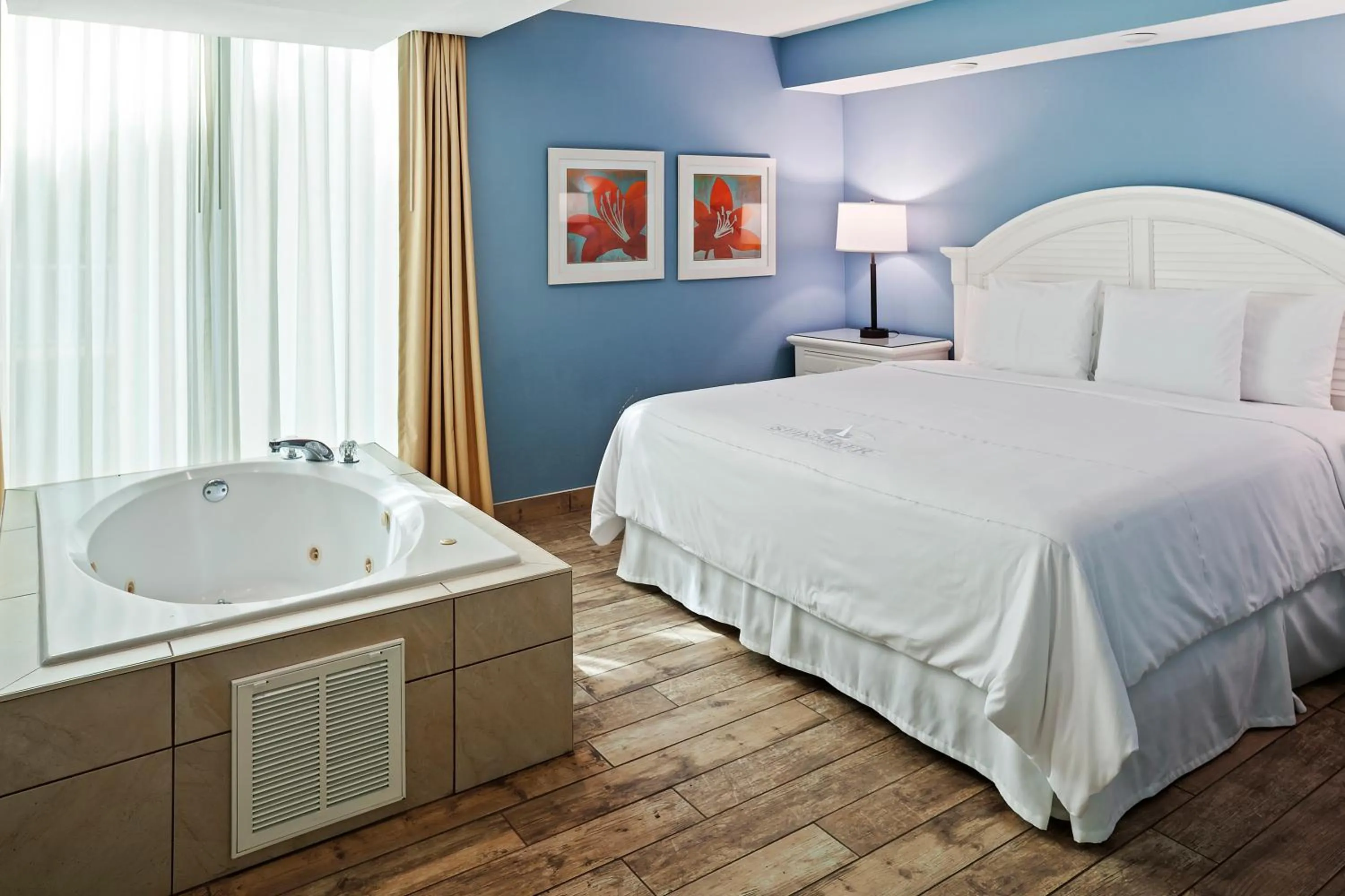 Bedroom, Bed in Royal Floridian Resort by Spinnaker