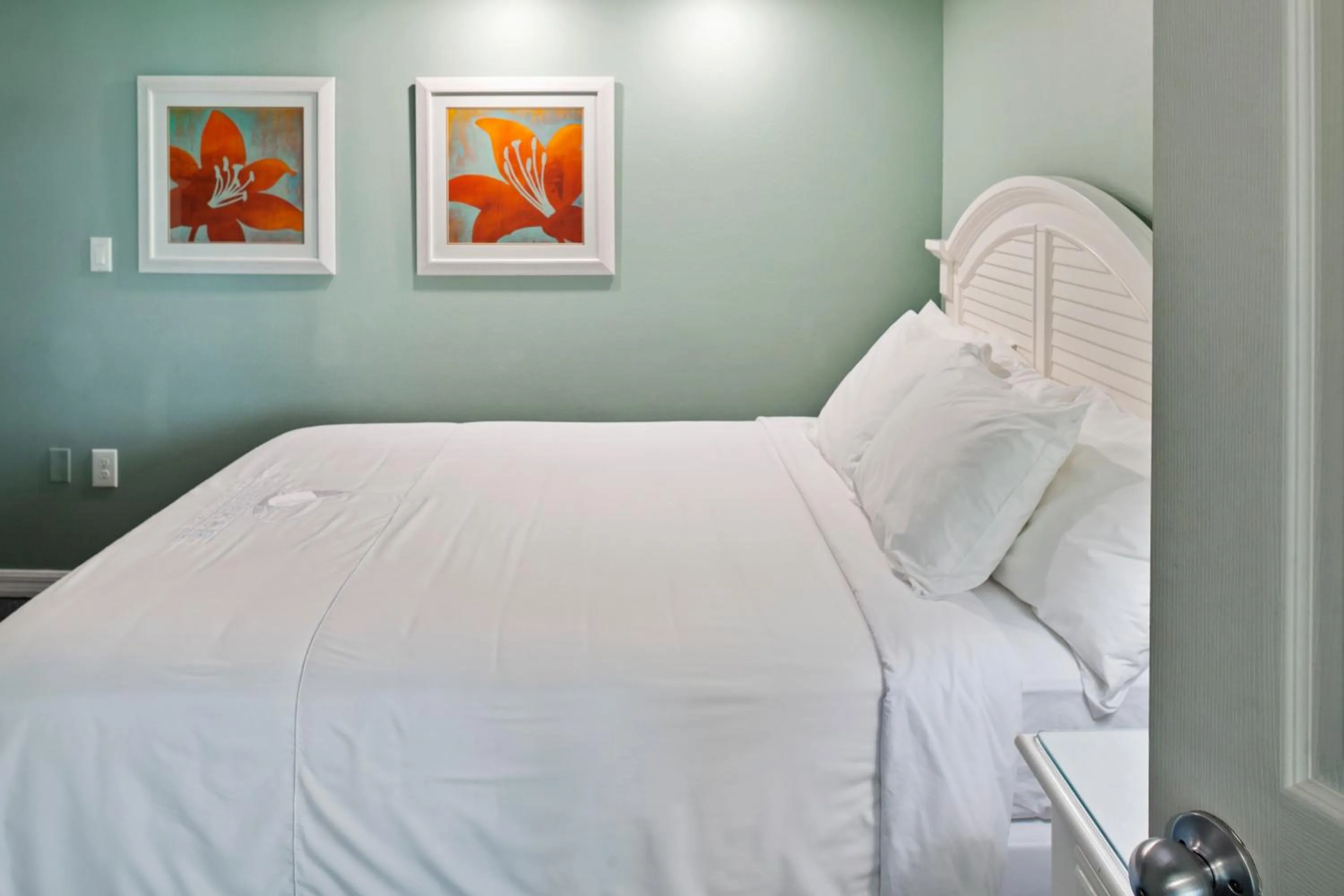Bed in Royal Floridian Resort by Spinnaker