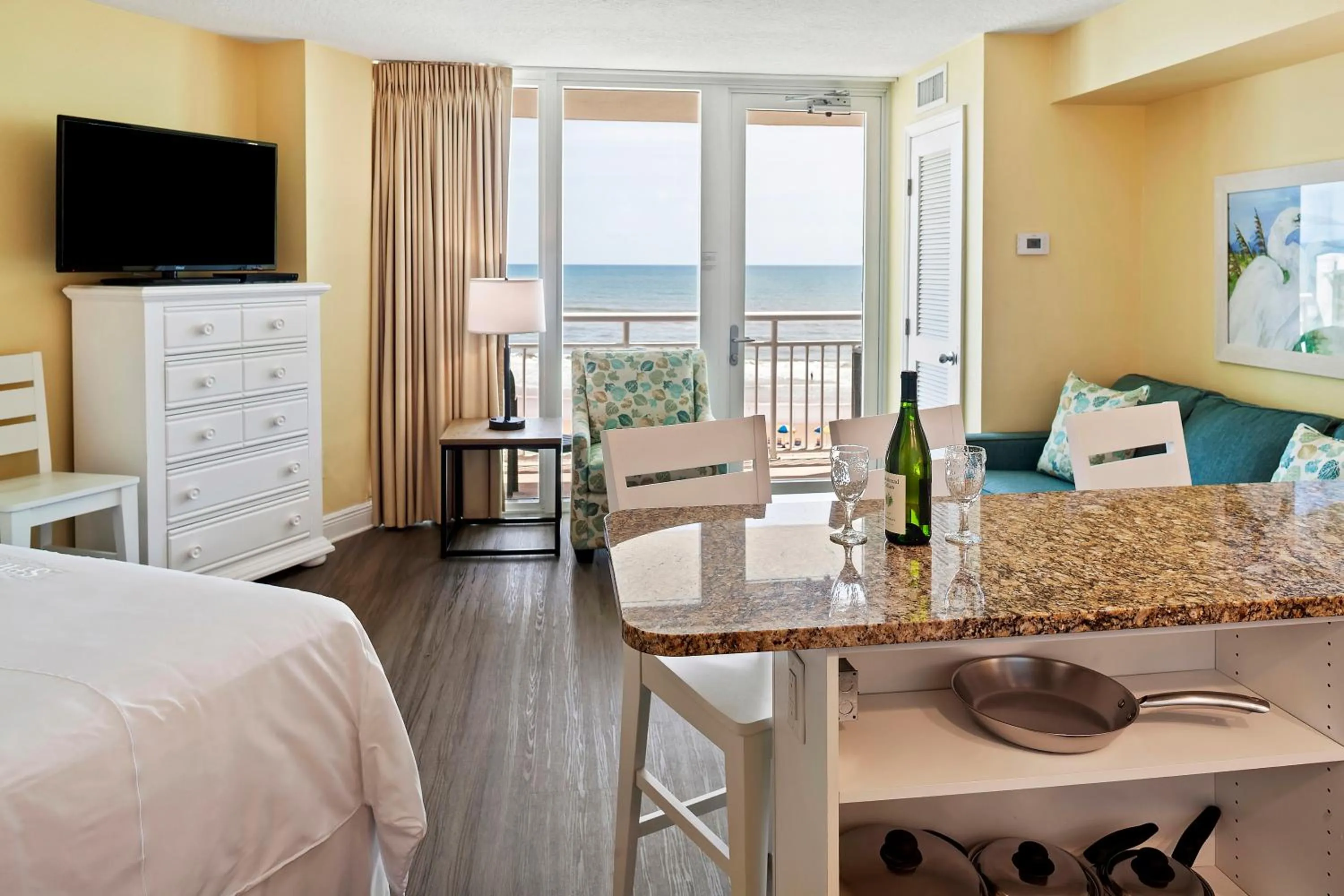 Balcony/Terrace, Bed in Royal Floridian Resort by Spinnaker