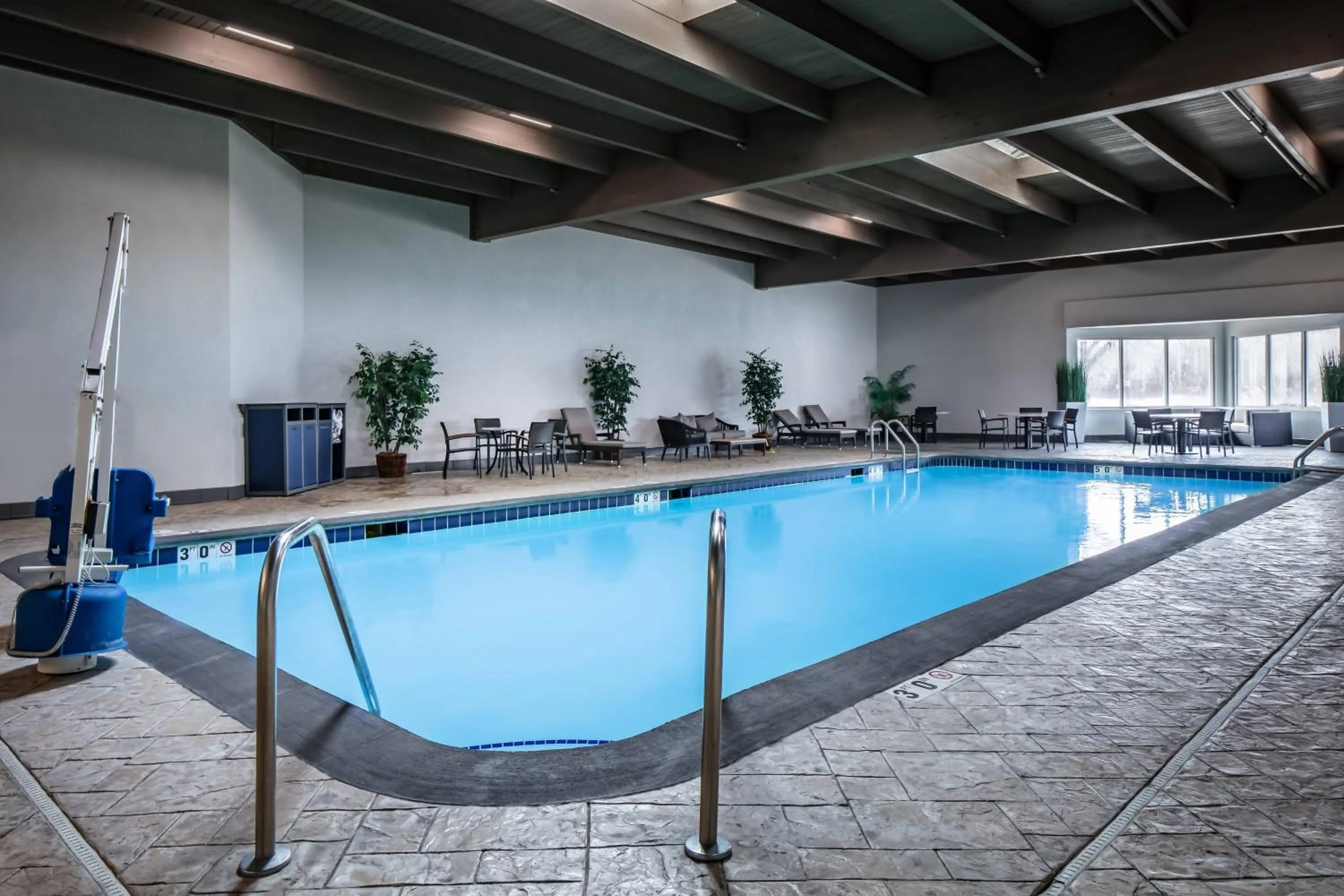 Swimming pool in West Des Moines Marriott