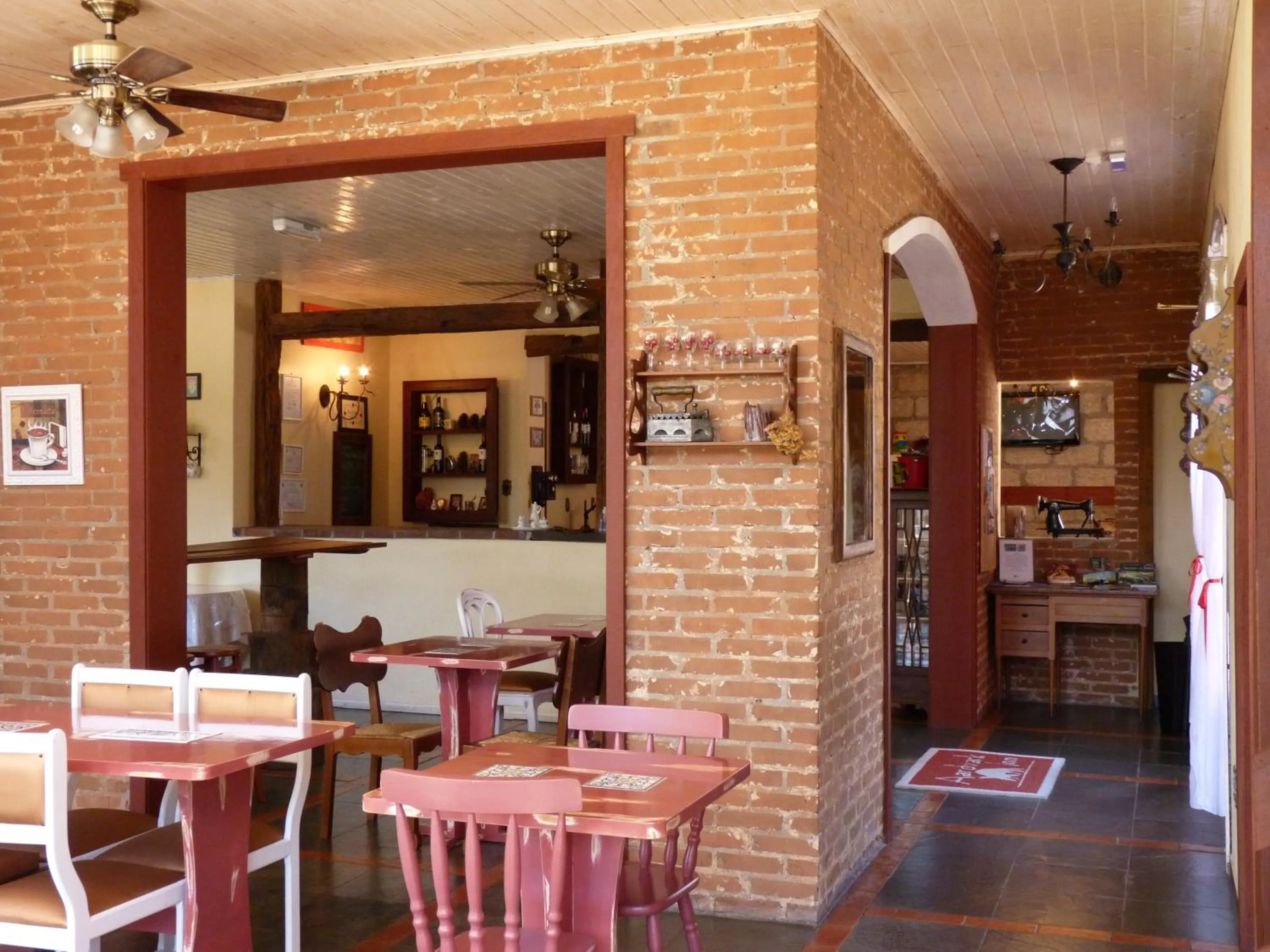 Restaurant/places to eat in Aardvark Inn Pousada
