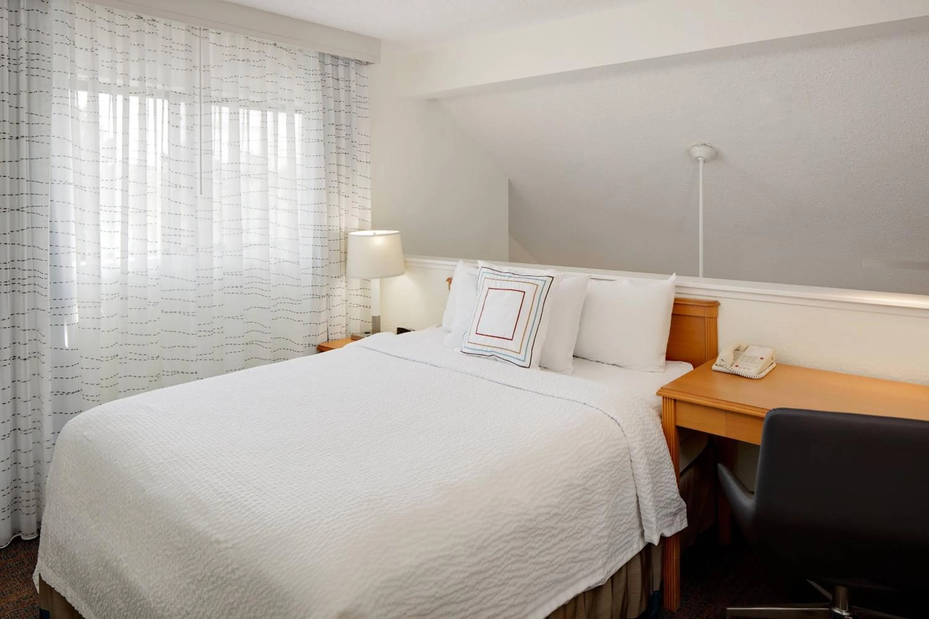 Bedroom in Residence Inn Detroit Troy/Madison Heights