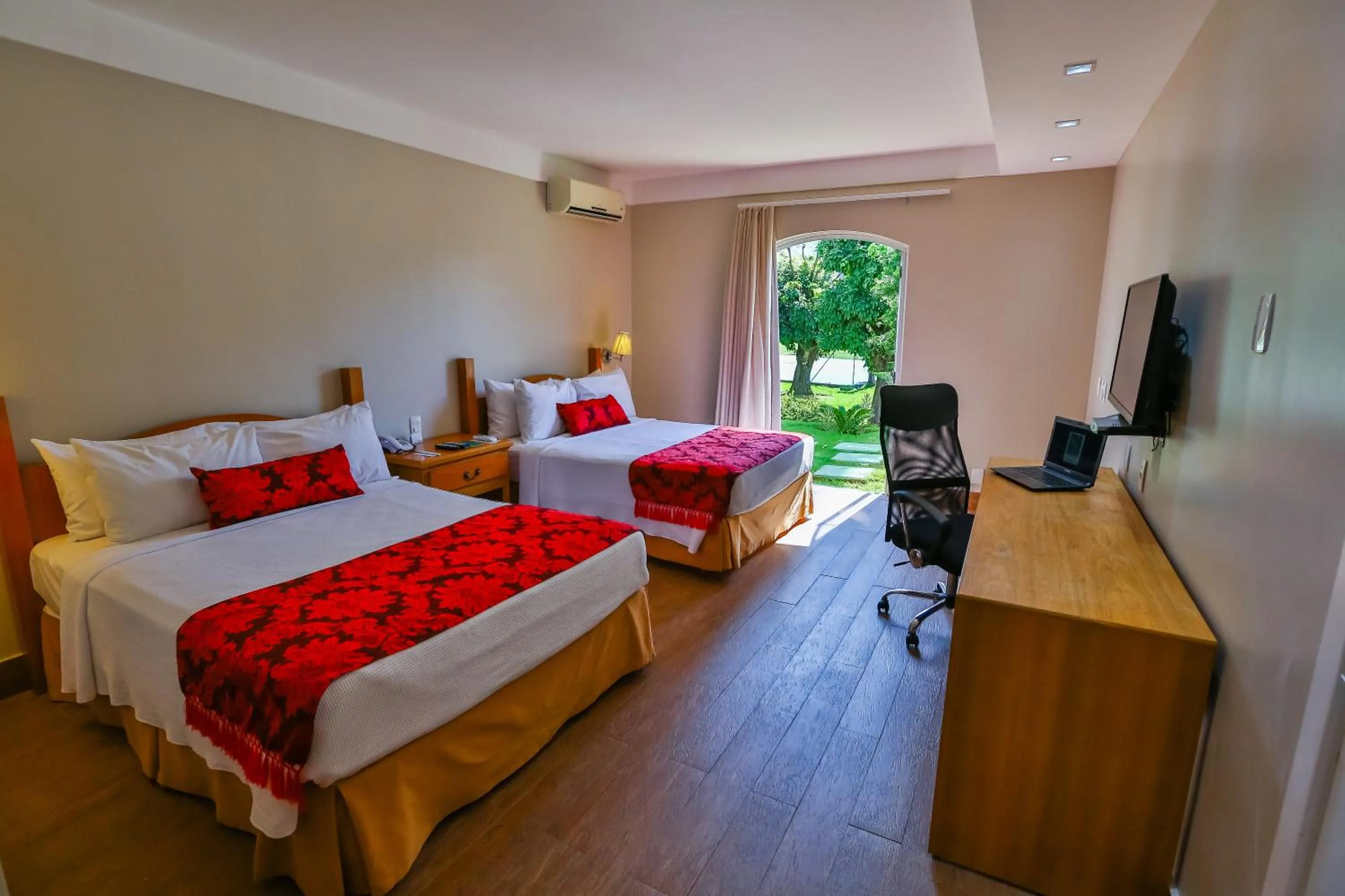 Photo of the whole room, Bed in Sun Valley Marília by Atlantica