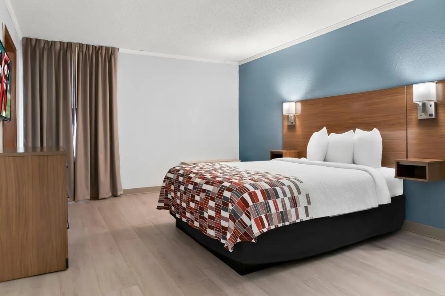 Photo of the whole room, Bed in Red Roof Inn Auburn Hills