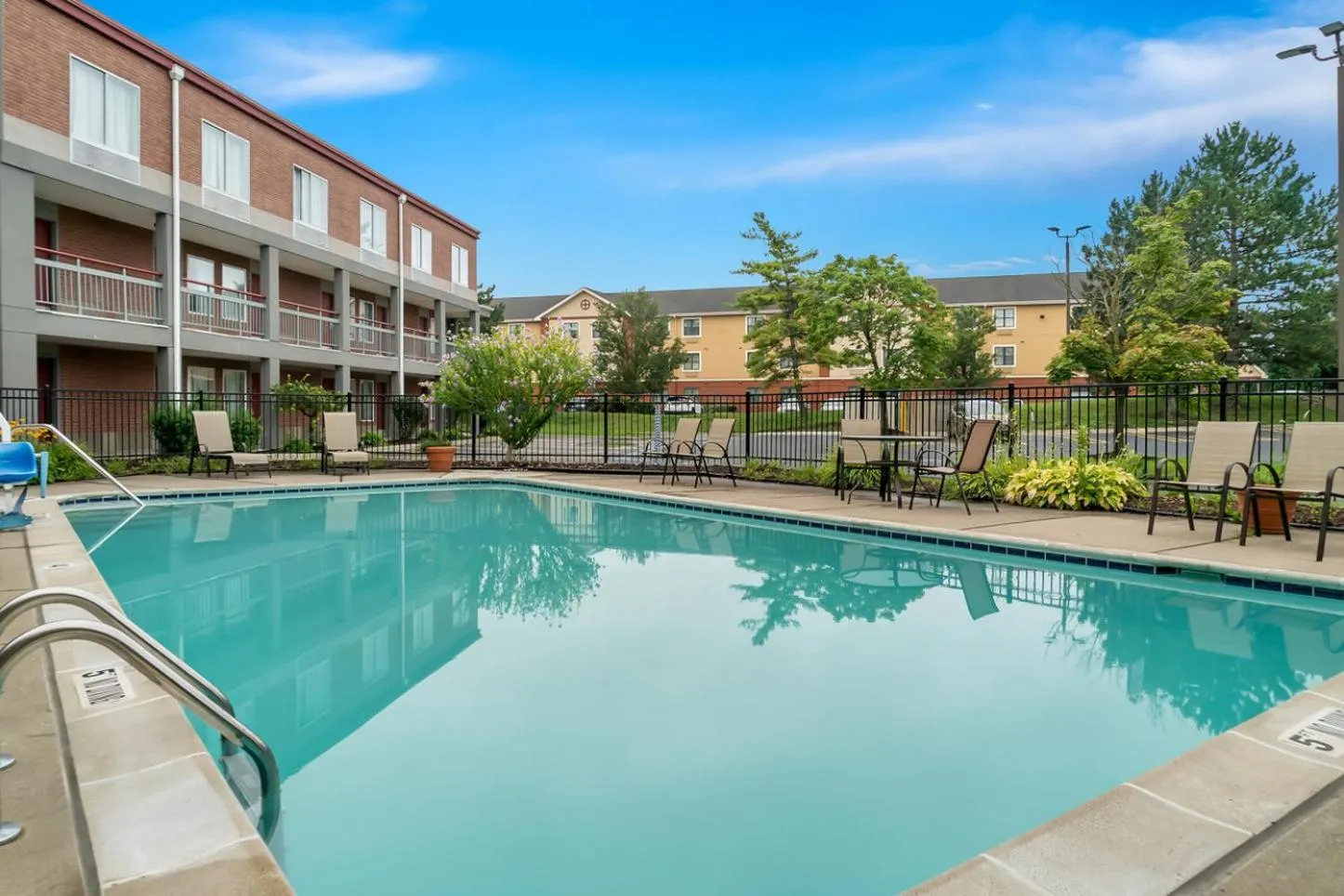 Swimming pool in Red Roof Inn Auburn Hills