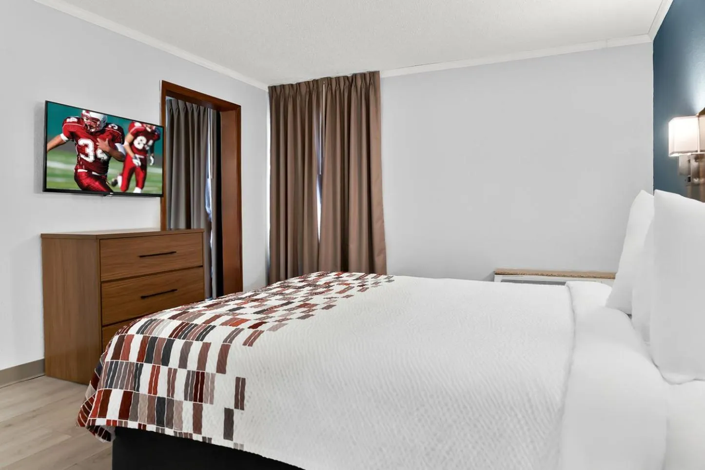 Photo of the whole room, Bed in Red Roof Inn Auburn Hills