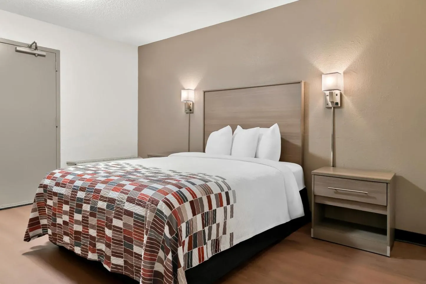 Photo of the whole room, Bed in Red Roof Inn Auburn Hills