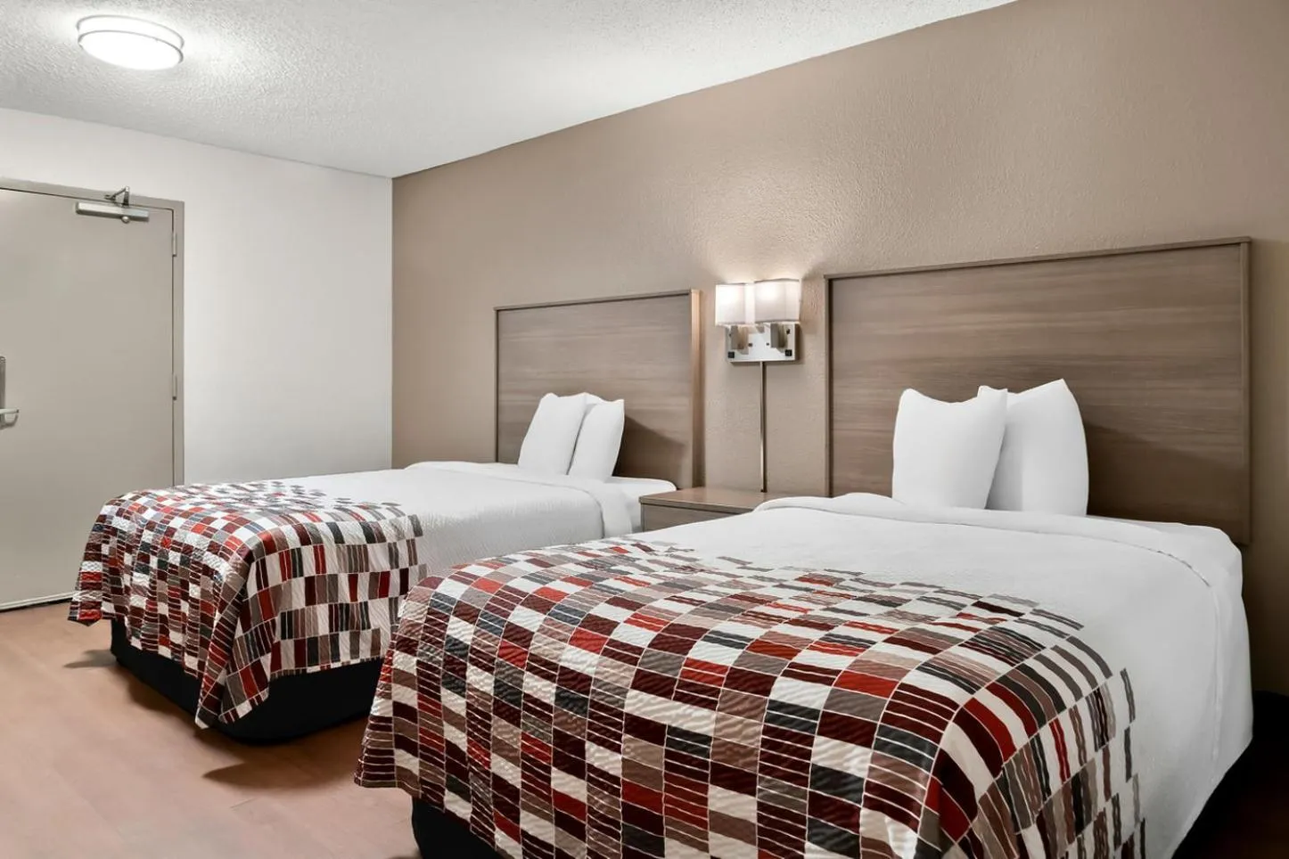 Photo of the whole room, Bed in Red Roof Inn Auburn Hills