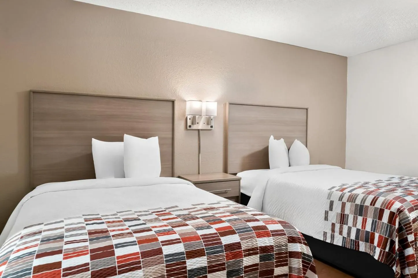 Photo of the whole room, Bed in Red Roof Inn Auburn Hills